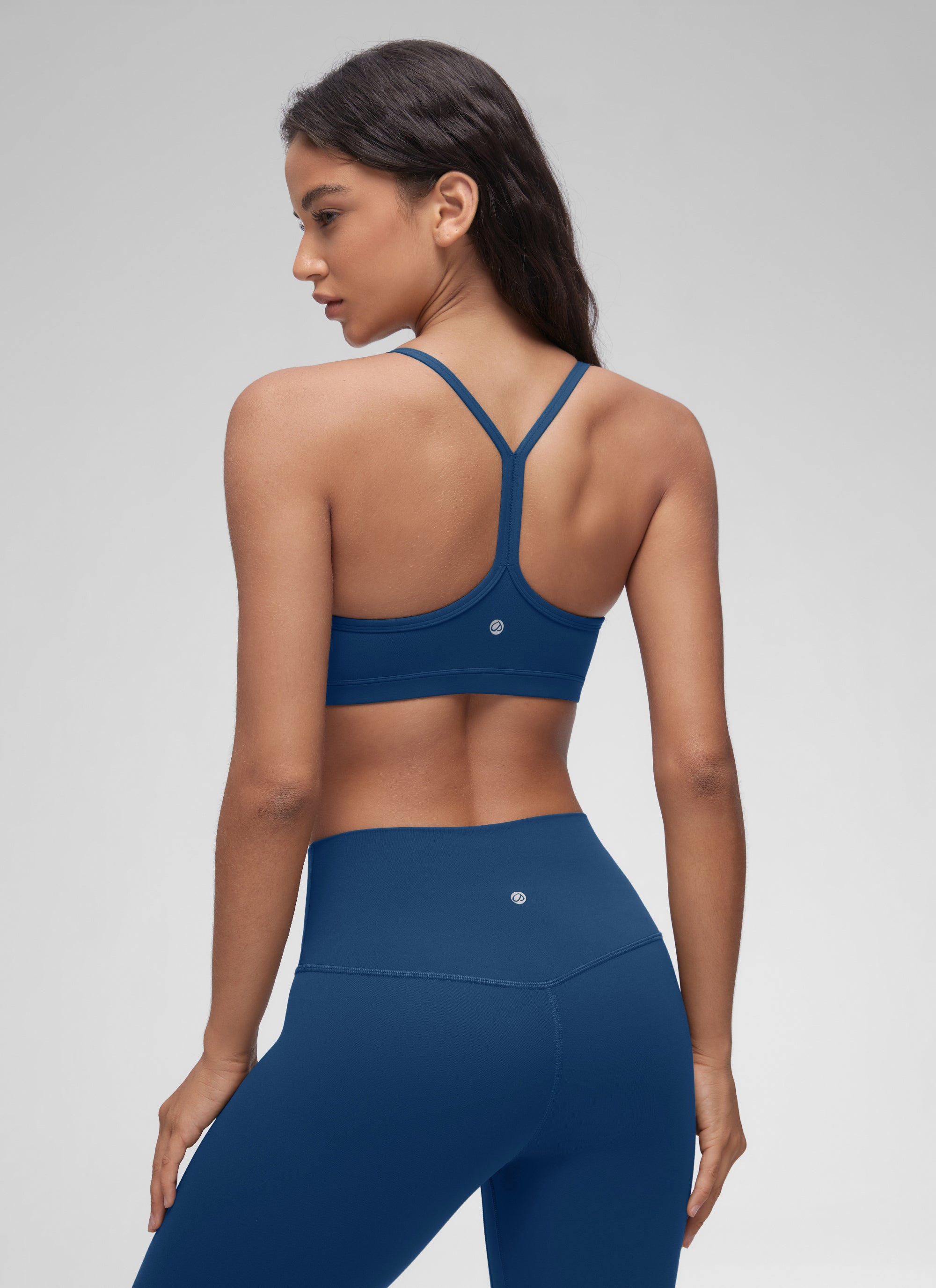 حمالة صدر رياضية مبطنة لليوغا برقبة على شكل حرف V وكشكشة للنساء من CRZ YOGA Butterluxe باللون الكحلي الفرنسي