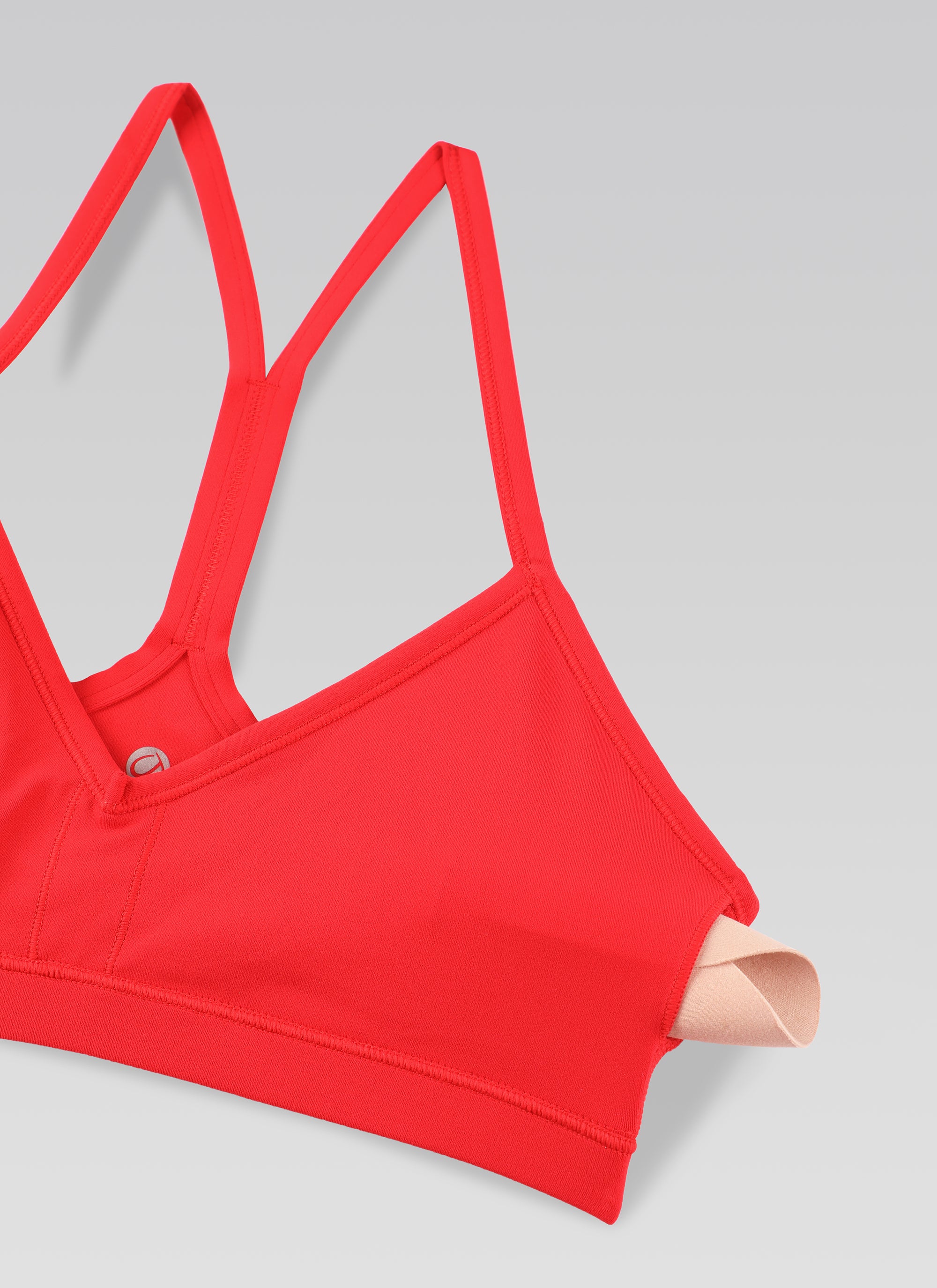 حمالة صدر رياضية مبطنة لليوغا برقبة على شكل حرف V وكشكشة للنساء من CRZ YOGA Butterluxe باللون الأحمر الداكن