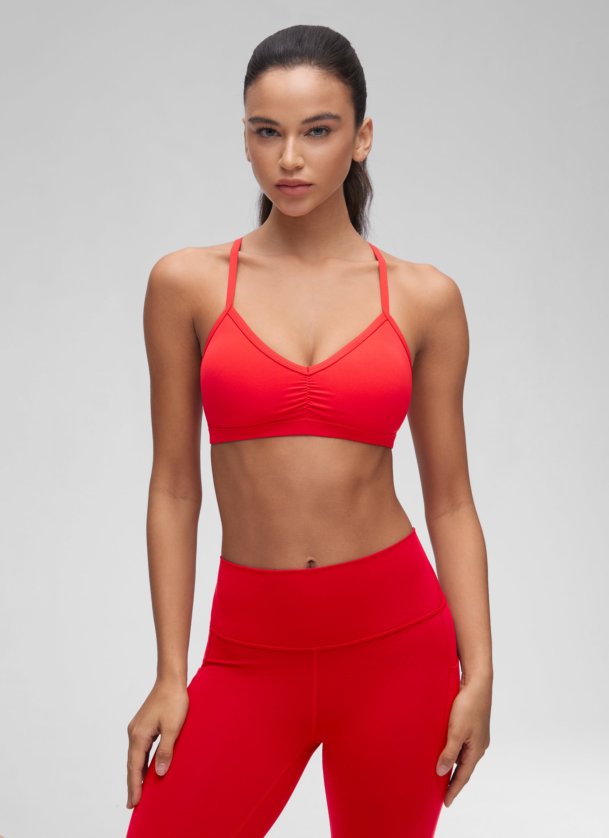 حمالة صدر رياضية مبطنة لليوغا برقبة على شكل حرف V وكشكشة للنساء من CRZ YOGA Butterluxe باللون الأحمر الداكن