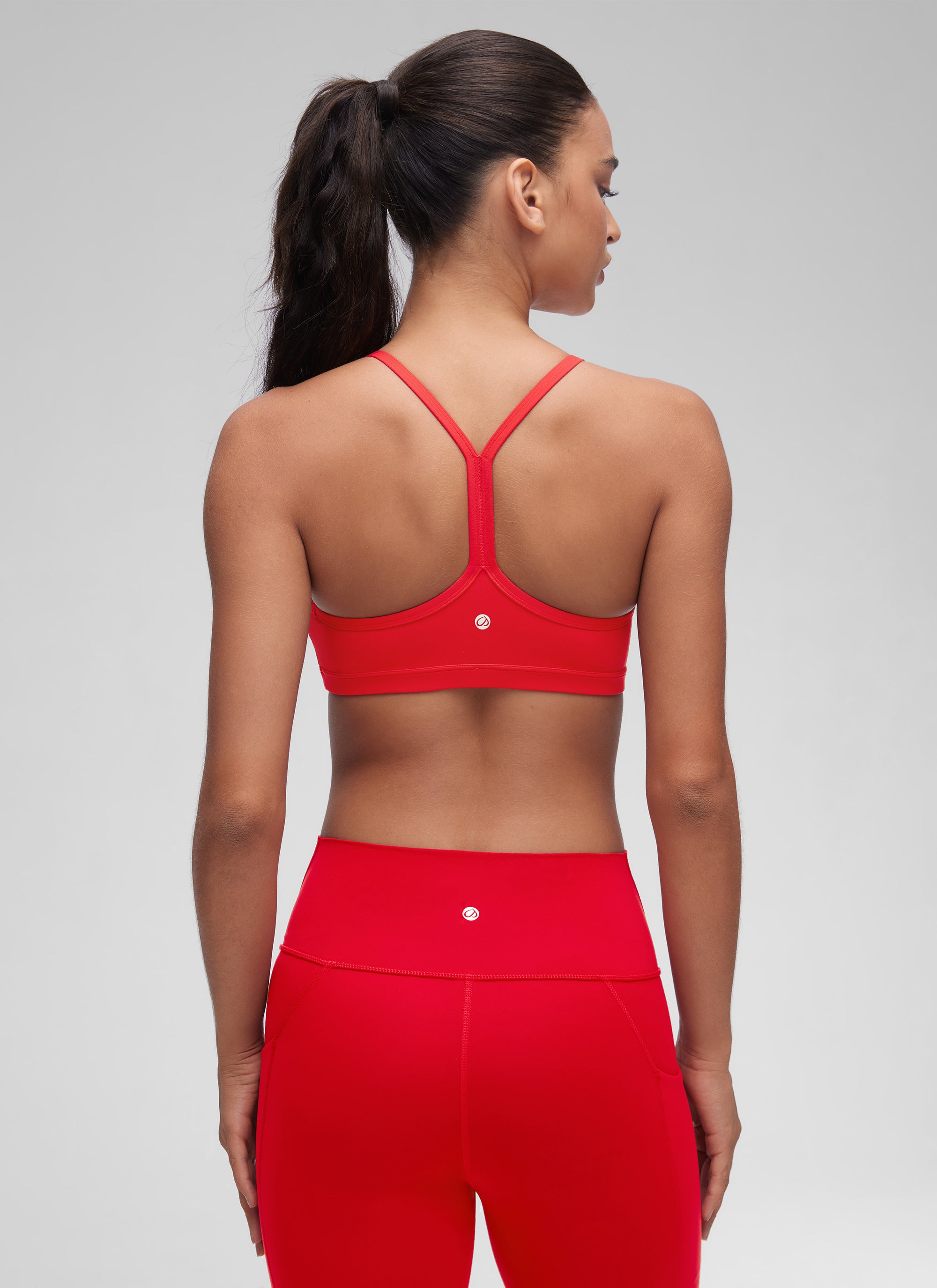 حمالة صدر رياضية مبطنة لليوغا برقبة على شكل حرف V وكشكشة للنساء من CRZ YOGA Butterluxe باللون الأحمر الداكن