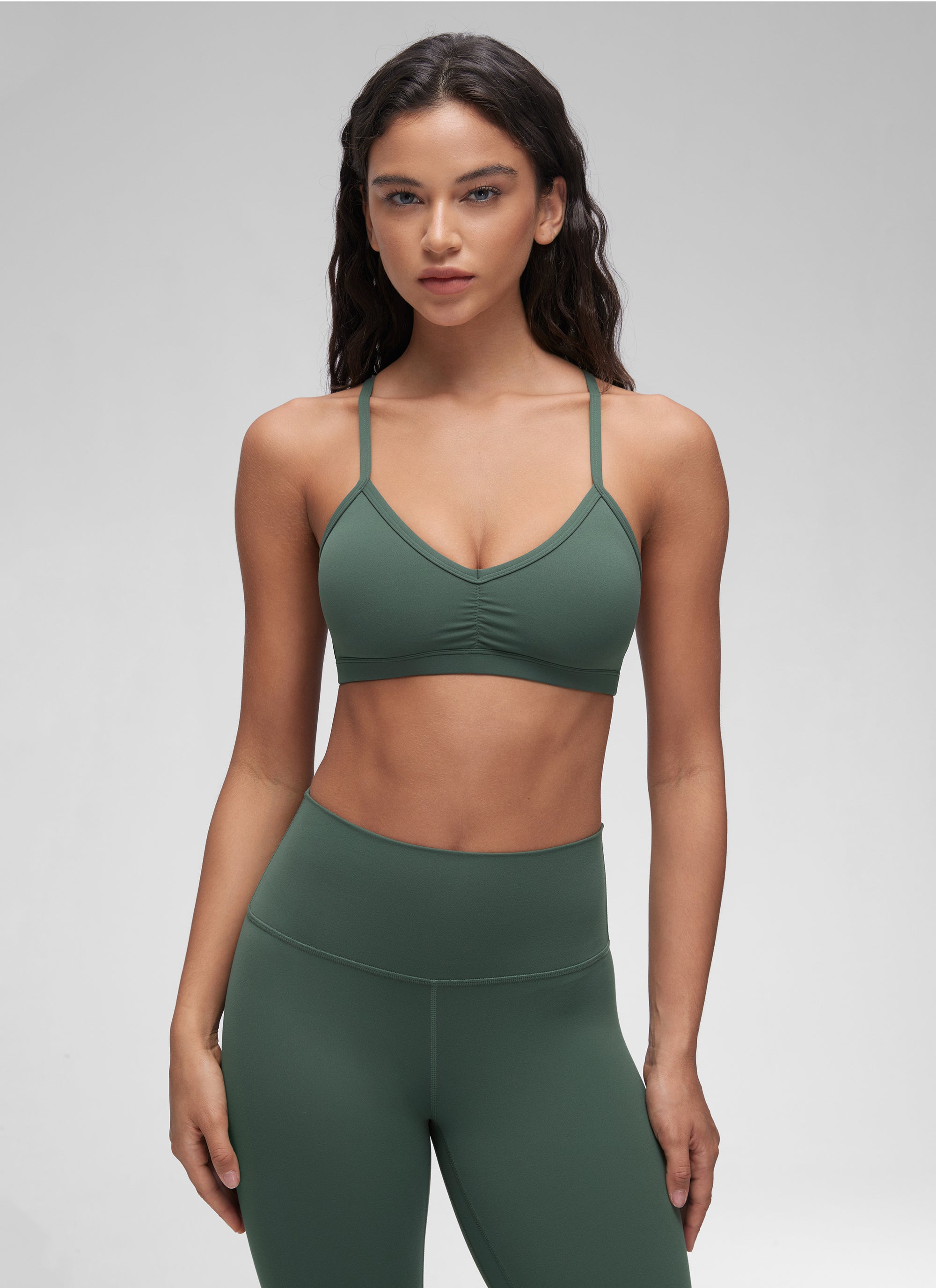 حمالة صدر رياضية مبطنة لليوغا برقبة على شكل حرف V وكشكشة للنساء من CRZ YOGA Butterluxe باللون الأخضر الغامق