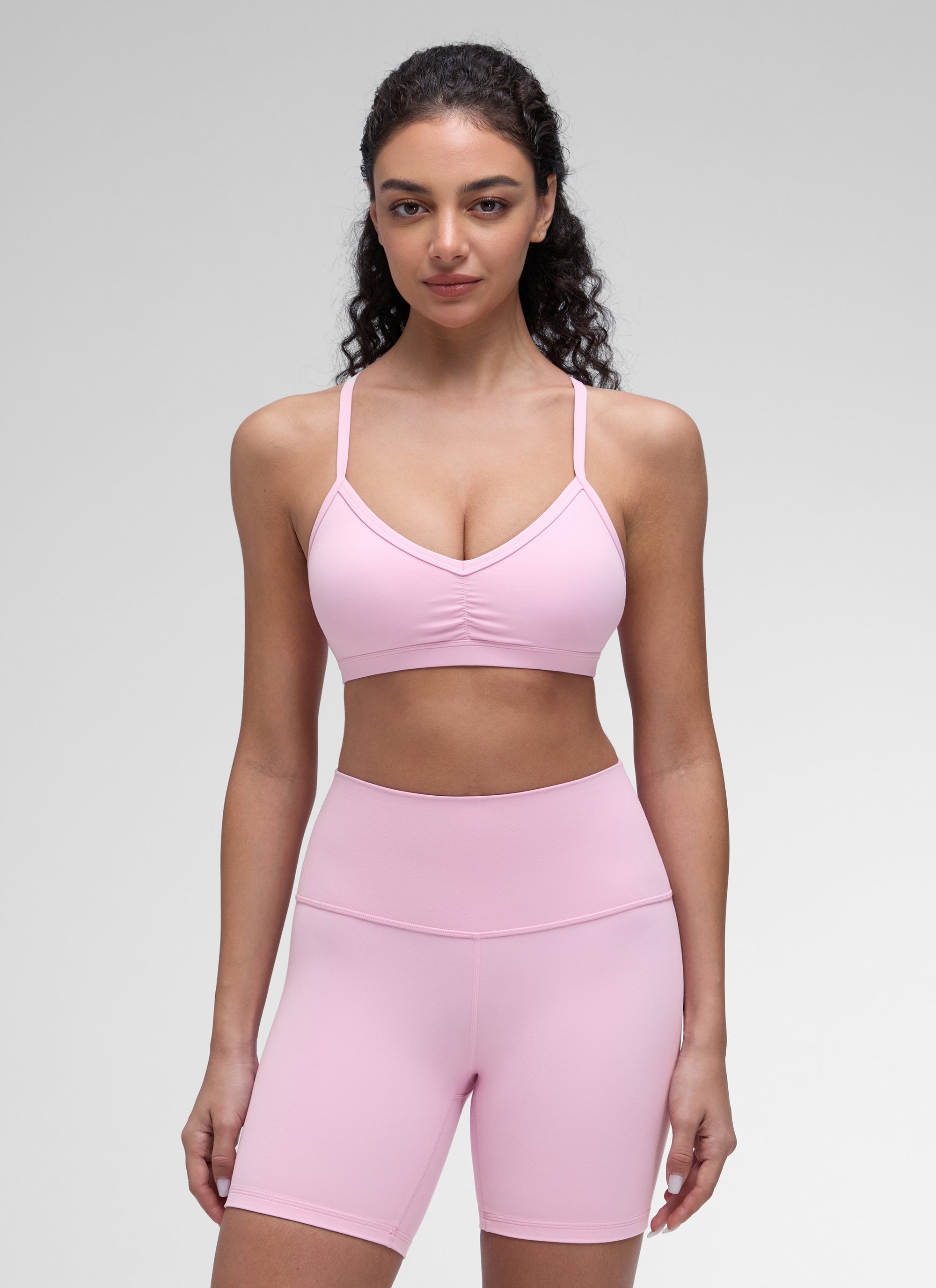 حمالة صدر رياضية مبطنة لليوغا برقبة على شكل حرف V وكشكشة للنساء من CRZ YOGA Butterluxe باللون الوردي فيتا