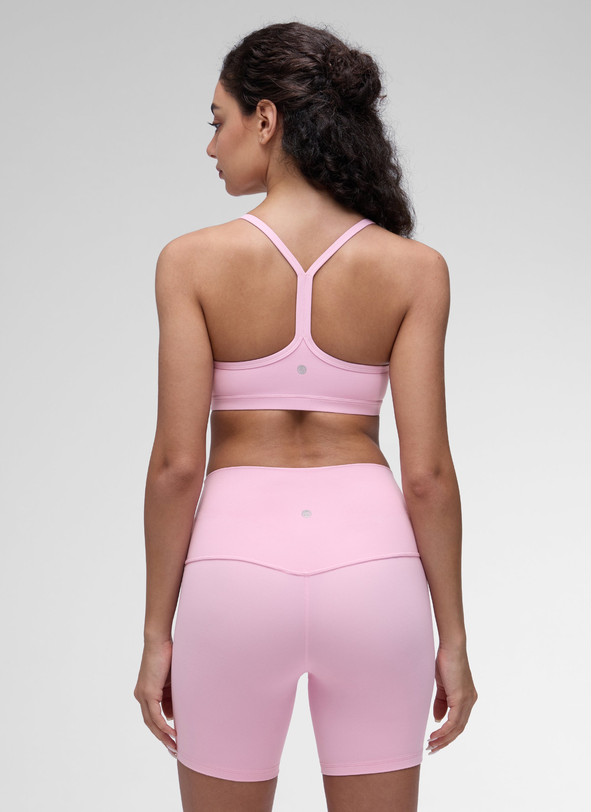 حمالة صدر رياضية مبطنة لليوغا برقبة على شكل حرف V وكشكشة للنساء من CRZ YOGA Butterluxe باللون الوردي فيتا