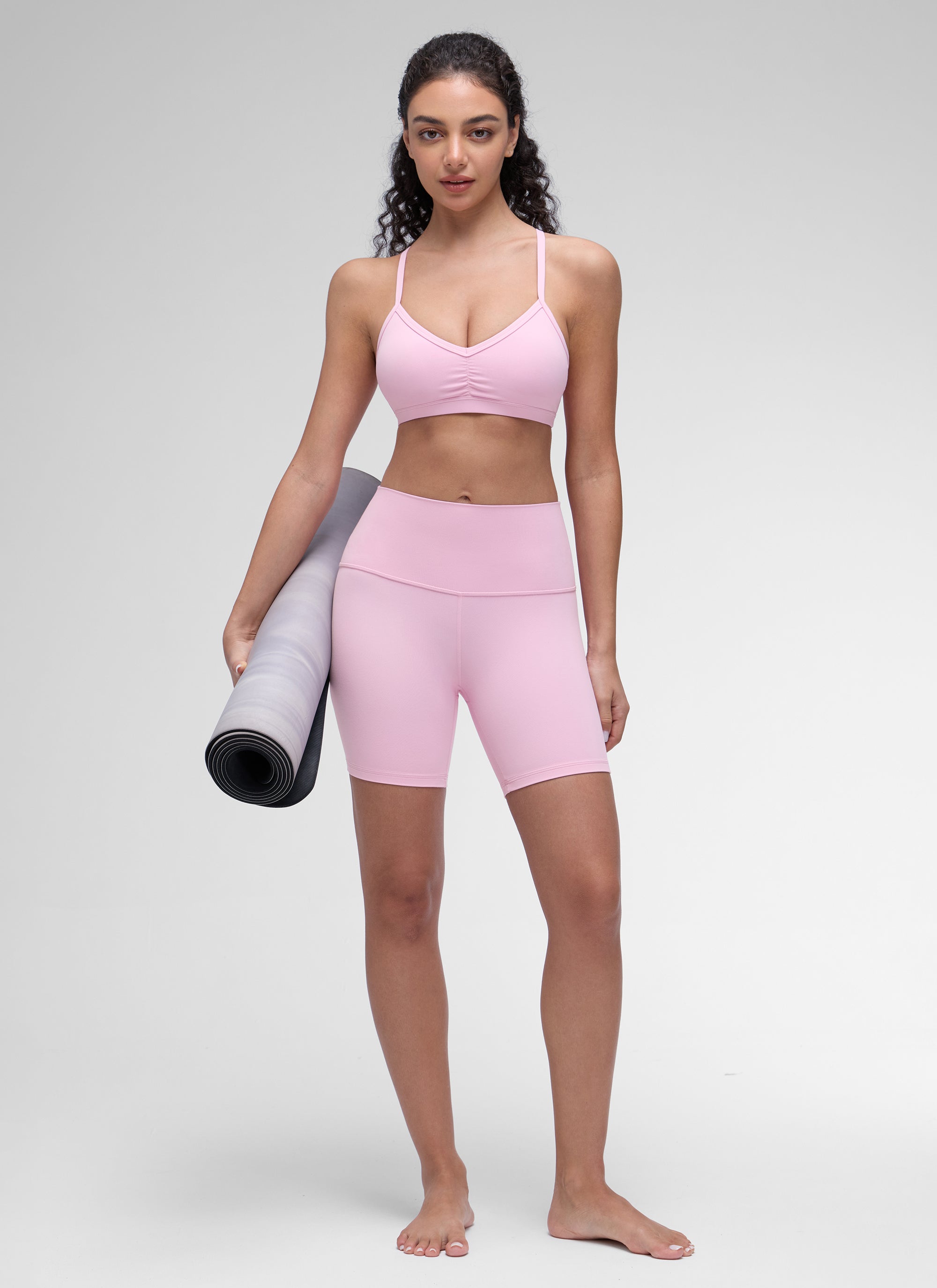 حمالة صدر رياضية مبطنة لليوغا برقبة على شكل حرف V وكشكشة للنساء من CRZ YOGA Butterluxe باللون الوردي فيتا