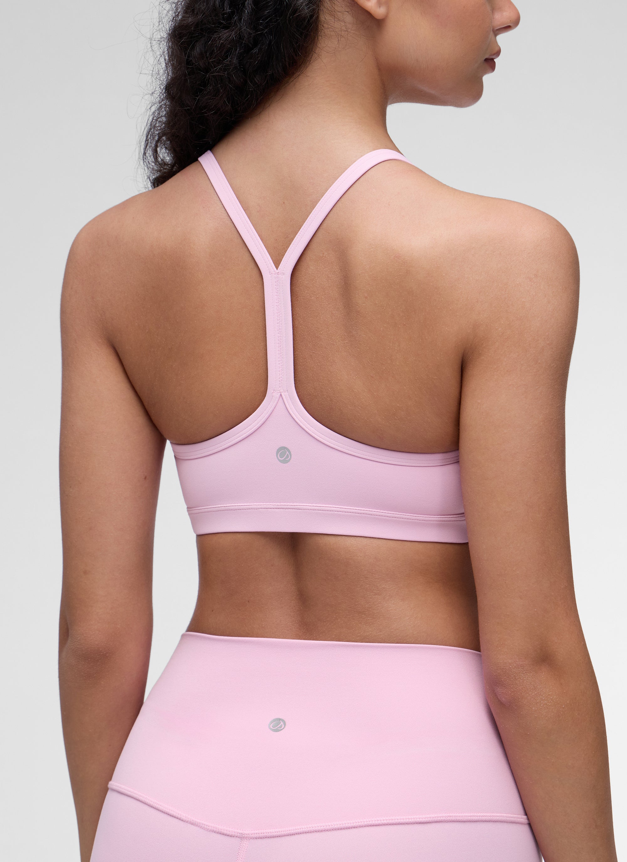 حمالة صدر رياضية مبطنة لليوغا برقبة على شكل حرف V وكشكشة للنساء من CRZ YOGA Butterluxe باللون الوردي فيتا