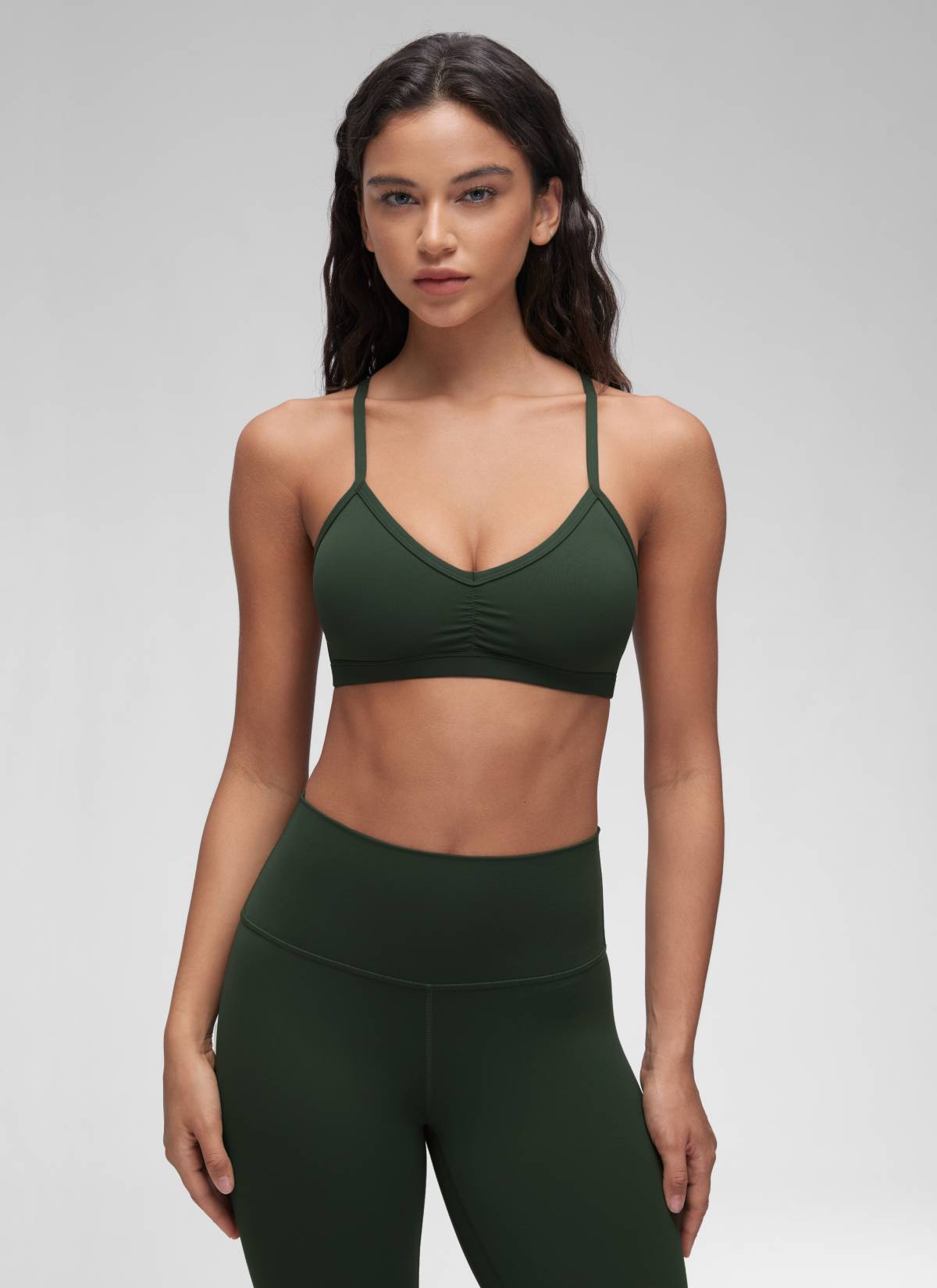 CRZ YOGA Butterluxe حمالة صدر رياضية مبطنة لليوجا برقبة على شكل V مكشكشة للنساء بلون أخضر ليجند