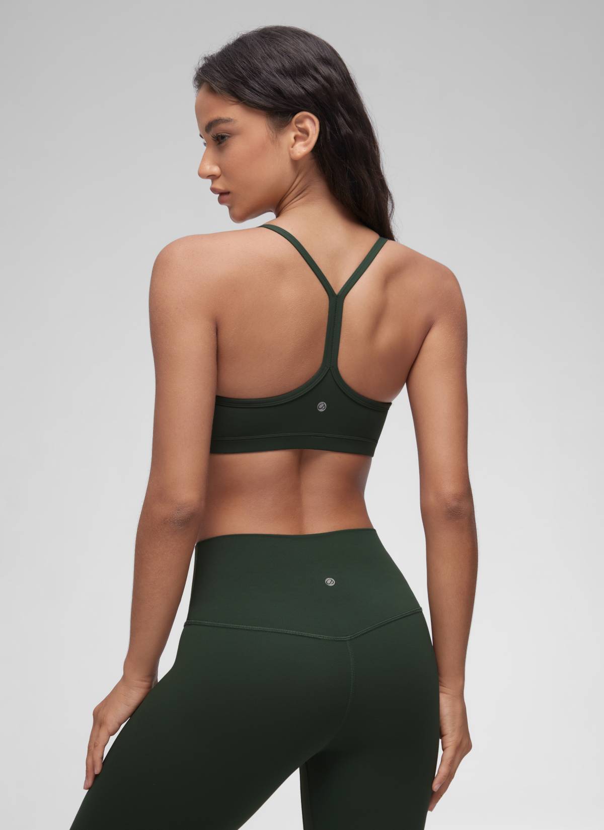 CRZ YOGA Butterluxe حمالة صدر رياضية مبطنة لليوجا برقبة على شكل V مكشكشة للنساء بلون أخضر ليجند