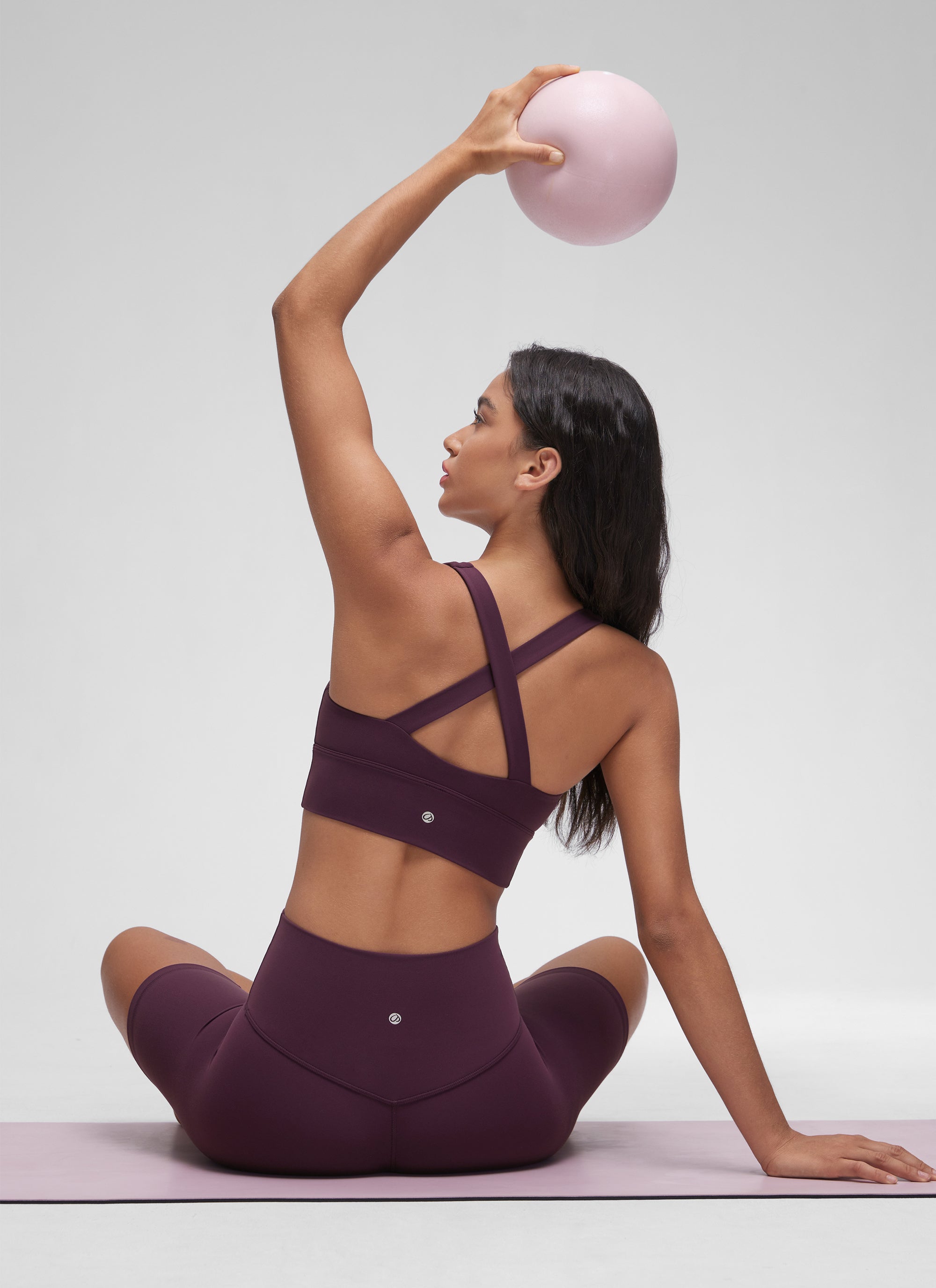 حمالة صدر يوغا Butterluxe نسائية بدعم خفيف من CRZ YOGA بياقة V مكشكشة لون بنفسجي داكن