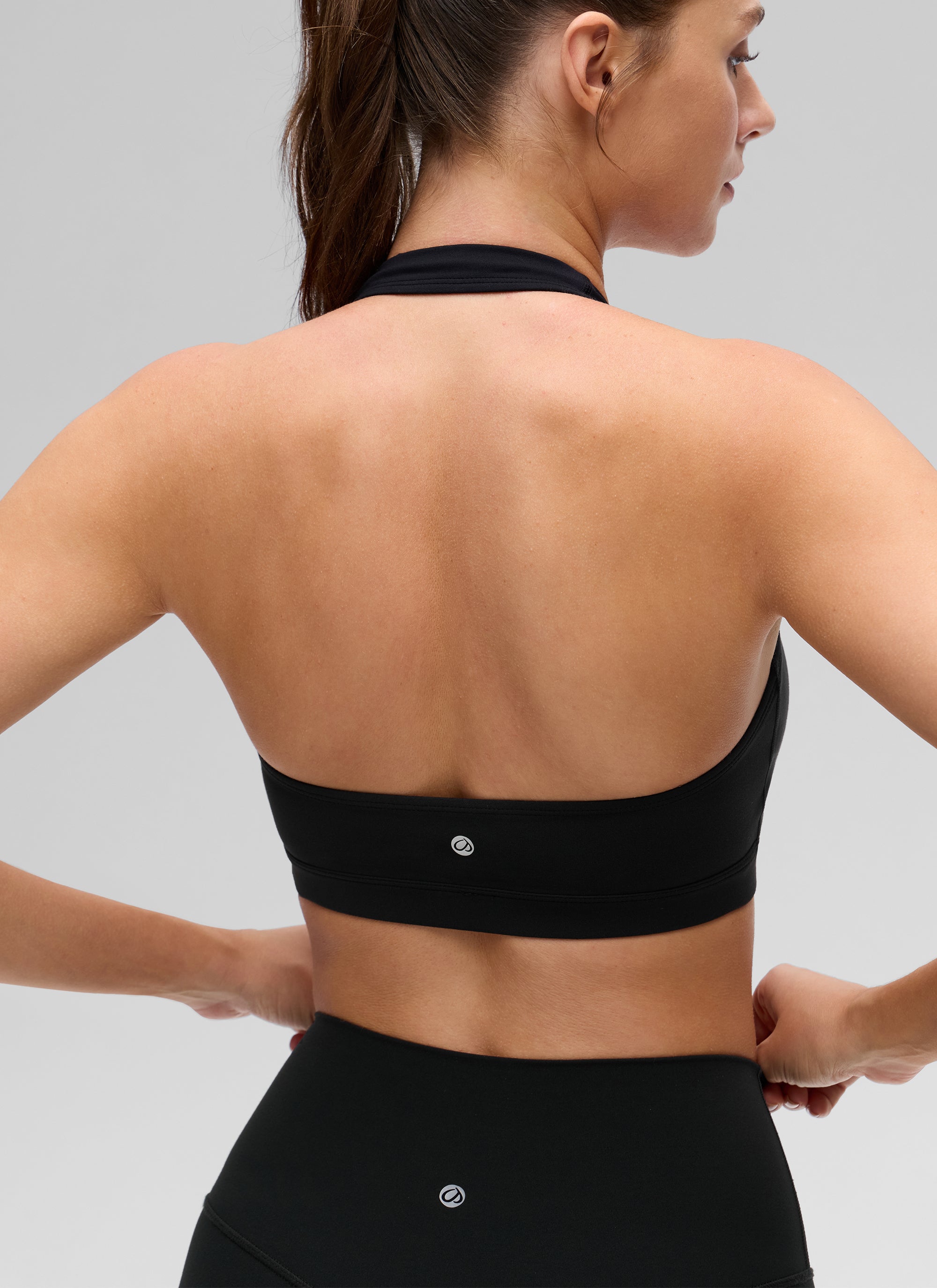 حمالات صدر رياضية لليوغا بياقة دائرية وحشوات وظهر مكشوف للنساء من CRZ YOGA باللون الأسود
