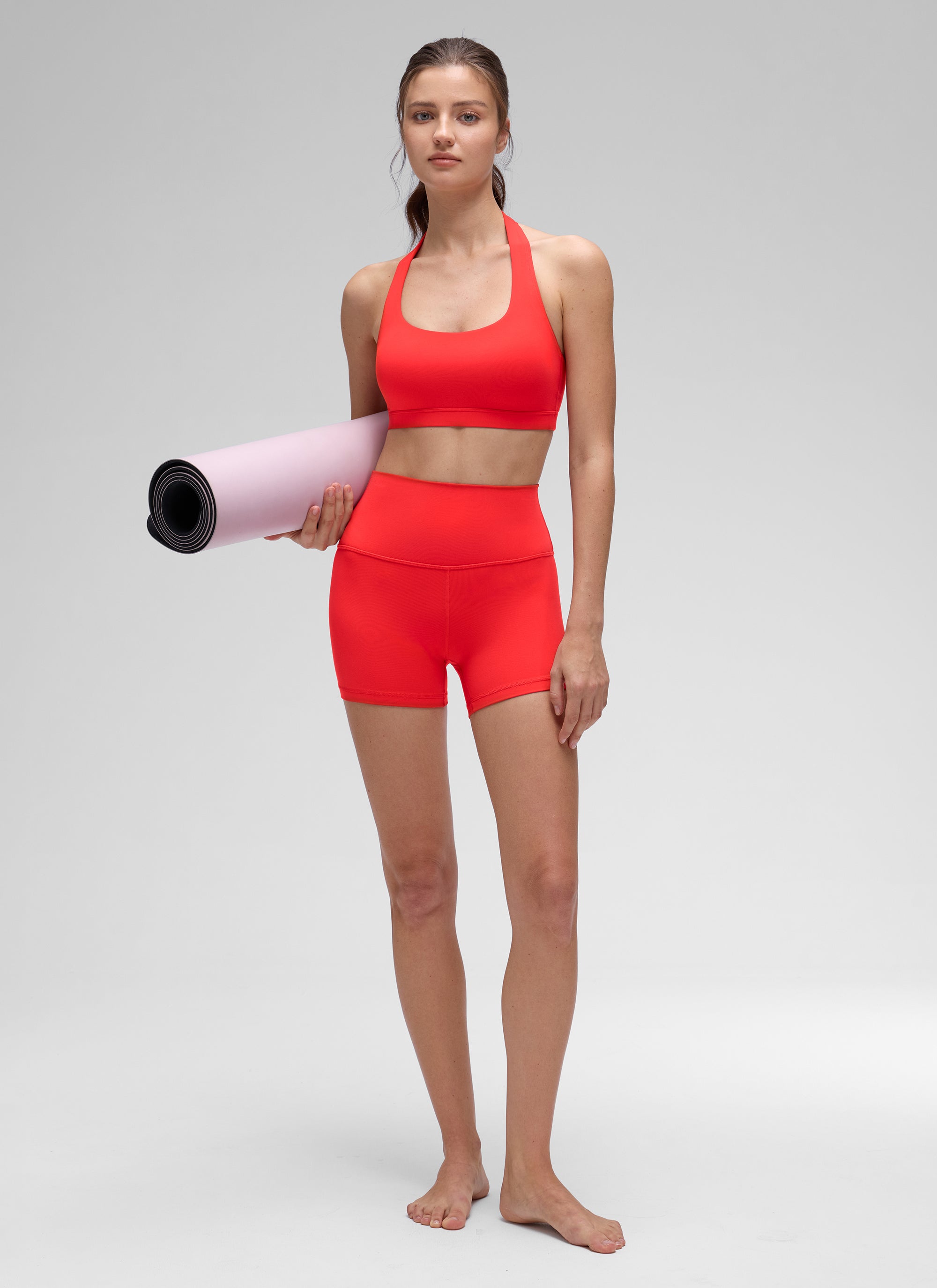 حمالات صدر رياضية لليوغا بياقة دائرية وحشوات وظهر مكشوف للنساء من CRZ YOGA باللون الأحمر العميق