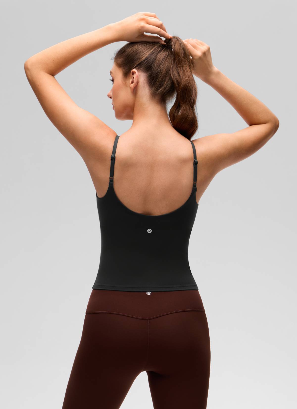 CRZ YOGA - قميص يوغا نسائي طويل يصل إلى الخصر بفتحة ظهر على شكل حرف U ومزود بحمالة صدر مدمجة، أسود، طراز « Butterluxe »