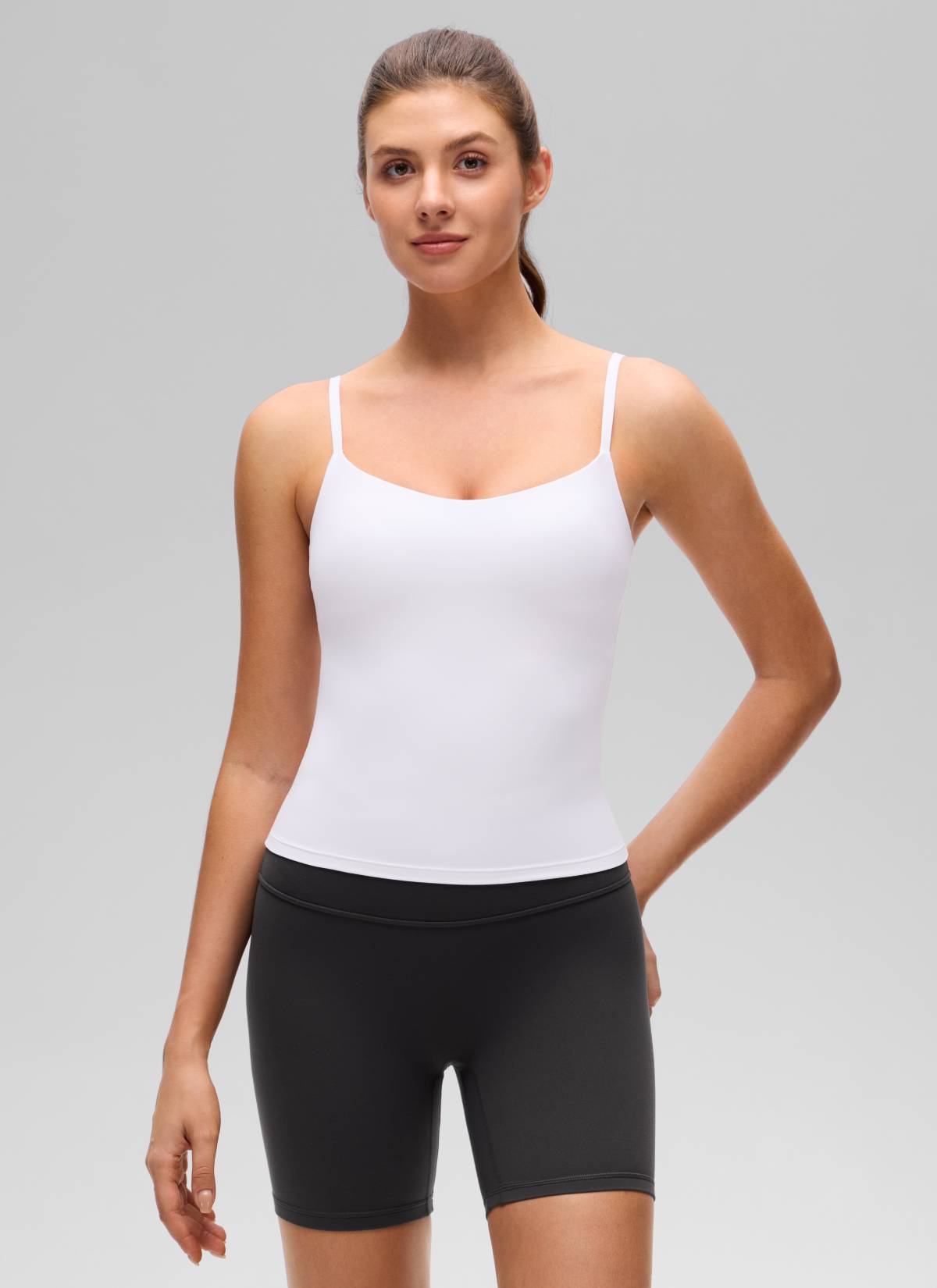 Butterluxe CRZ YOGA - قميص يوغا نسائي طويل يصل إلى الخصر بفتحة ظهر على شكل حرف U ومزود بحمالة صدر مدمجة، أبيض