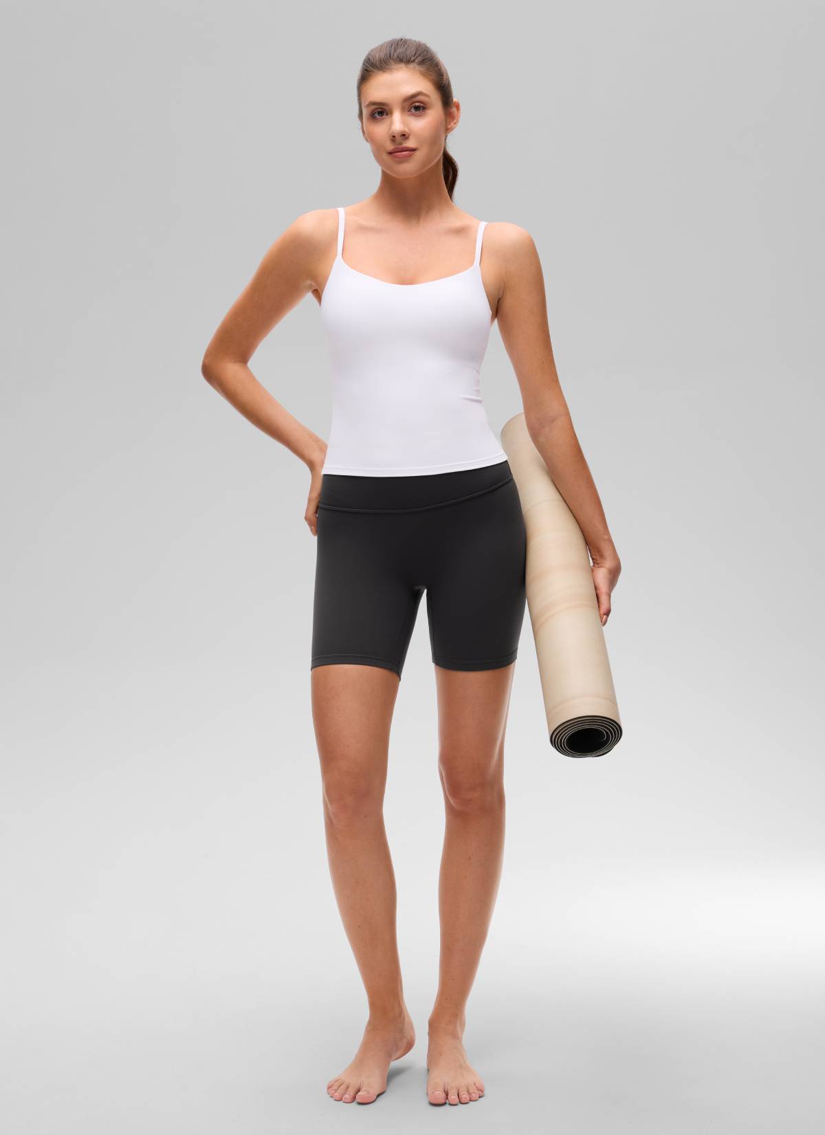 Butterluxe CRZ YOGA - قميص يوغا نسائي طويل يصل إلى الخصر بفتحة ظهر على شكل حرف U ومزود بحمالة صدر مدمجة، أبيض