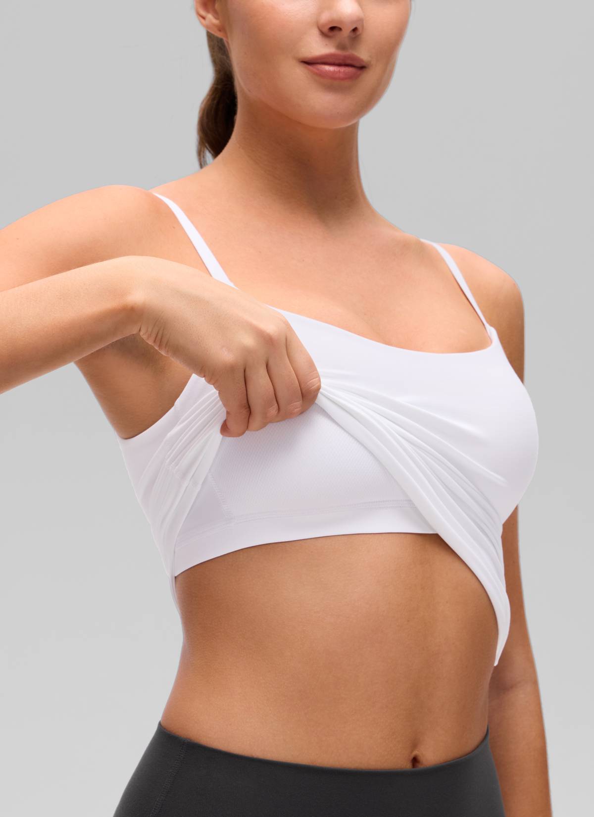 Butterluxe CRZ YOGA - قميص يوغا نسائي طويل يصل إلى الخصر بفتحة ظهر على شكل حرف U ومزود بحمالة صدر مدمجة، أبيض