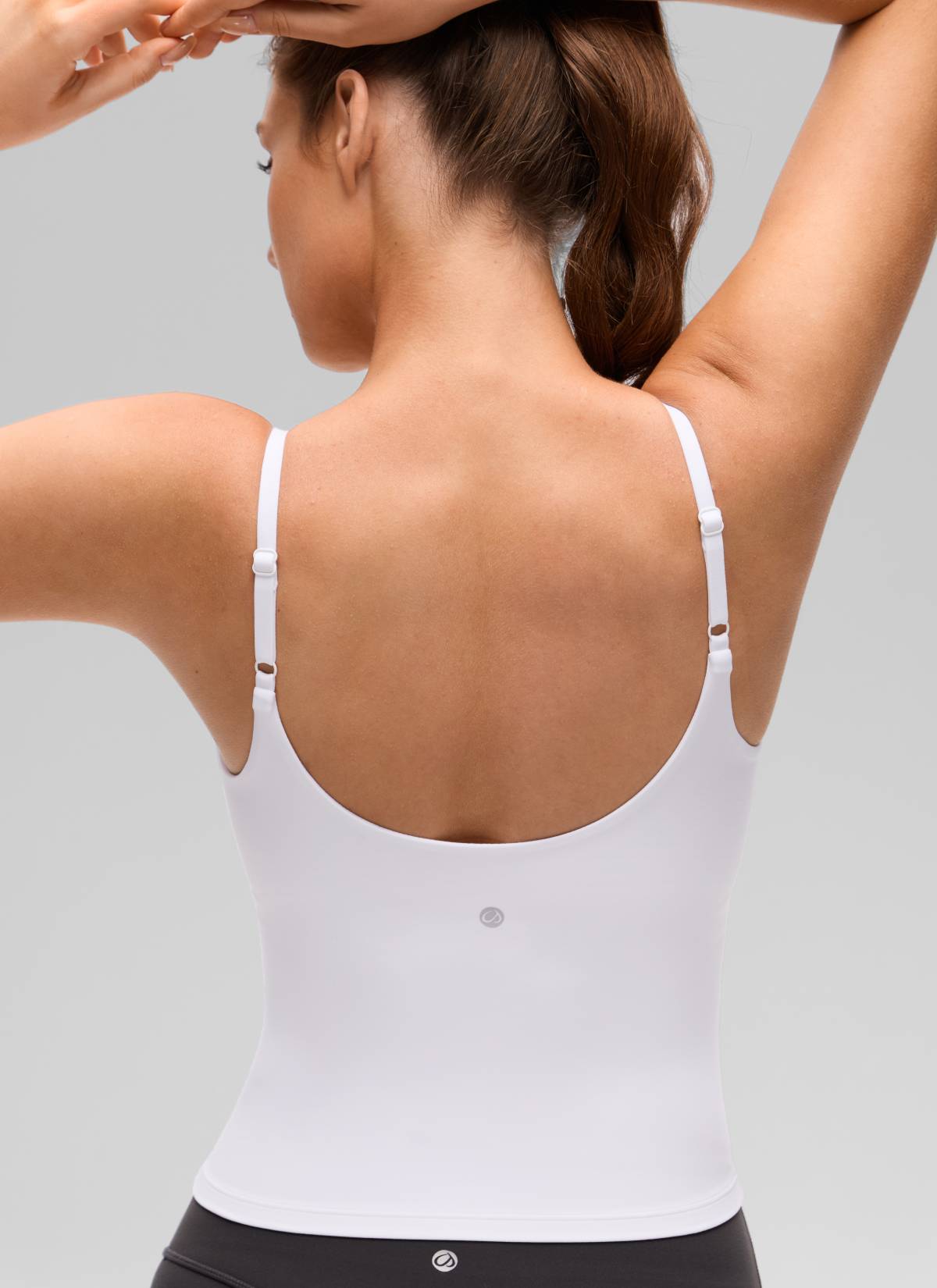 Butterluxe CRZ YOGA - قميص يوغا نسائي طويل يصل إلى الخصر بفتحة ظهر على شكل حرف U ومزود بحمالة صدر مدمجة، أبيض