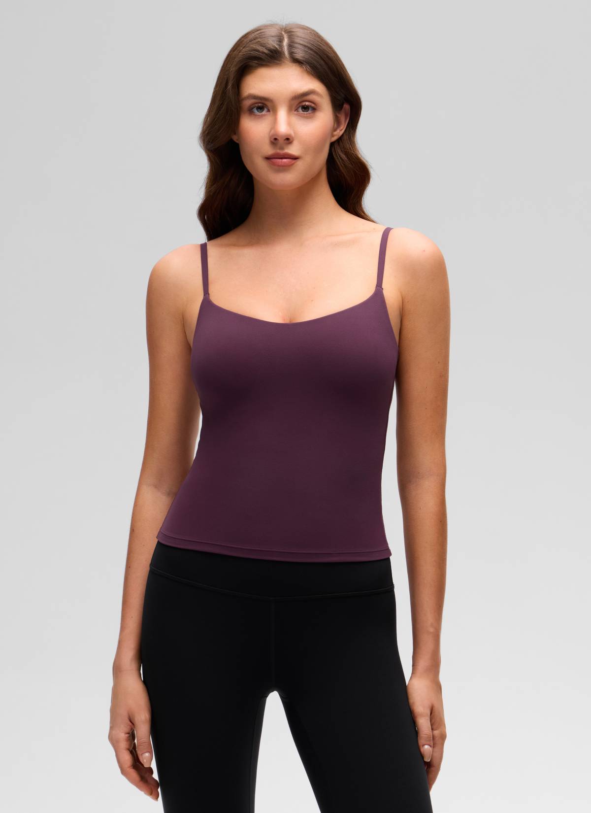 Butterluxe CRZ YOGA - قميص يوغا نسائي طويل يصل إلى الخصر بفتحة ظهر على شكل حرف U ومزود بحمالة صدر مدمجة، اللون الأرجواني الداكن