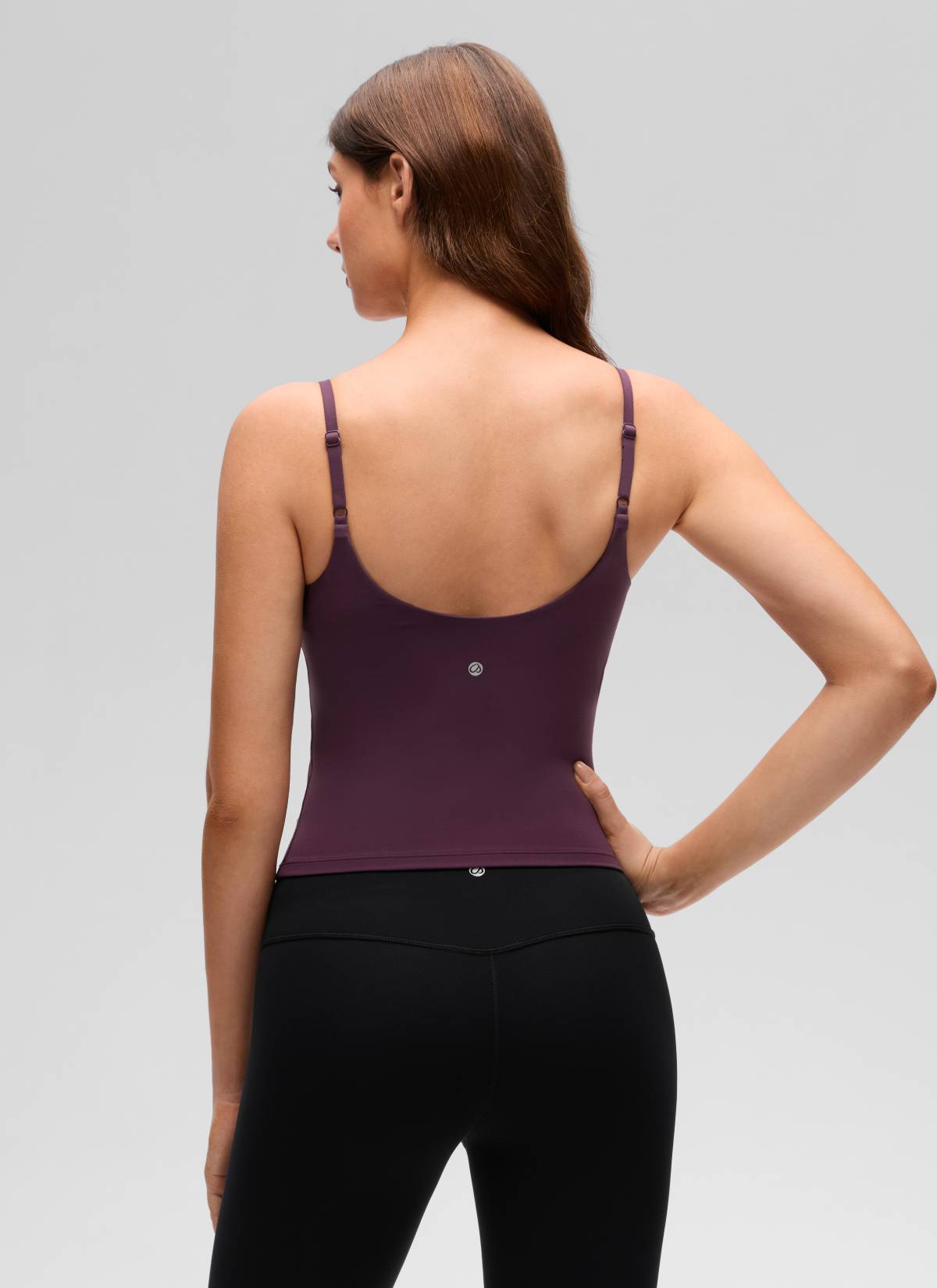 Butterluxe CRZ YOGA - قميص يوغا نسائي طويل يصل إلى الخصر بفتحة ظهر على شكل حرف U ومزود بحمالة صدر مدمجة، اللون الأرجواني الداكن