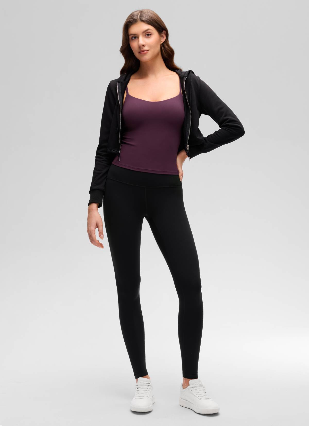 Butterluxe CRZ YOGA - قميص يوغا نسائي طويل يصل إلى الخصر بفتحة ظهر على شكل حرف U ومزود بحمالة صدر مدمجة، اللون الأرجواني الداكن