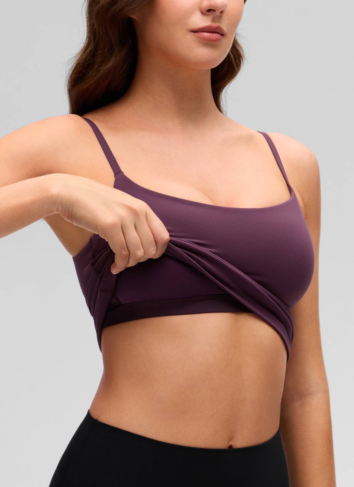Butterluxe CRZ YOGA - قميص يوغا نسائي طويل يصل إلى الخصر بفتحة ظهر على شكل حرف U ومزود بحمالة صدر مدمجة، اللون الأرجواني الداكن