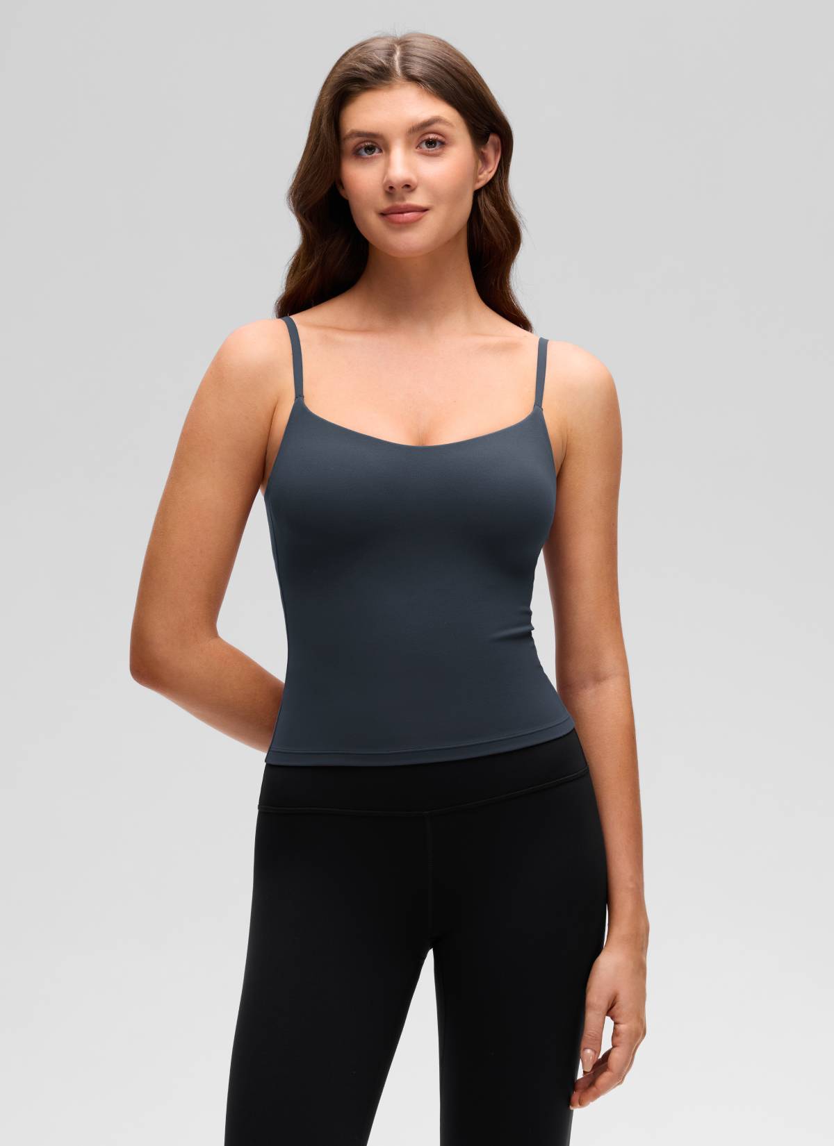 Butterluxe CRZ YOGA - قميص يوغا نسائي طويل يصل إلى الخصر بفتحة ظهر على شكل حرف U ومزود بحمالة صدر مدمجة - لون أزرق داكن