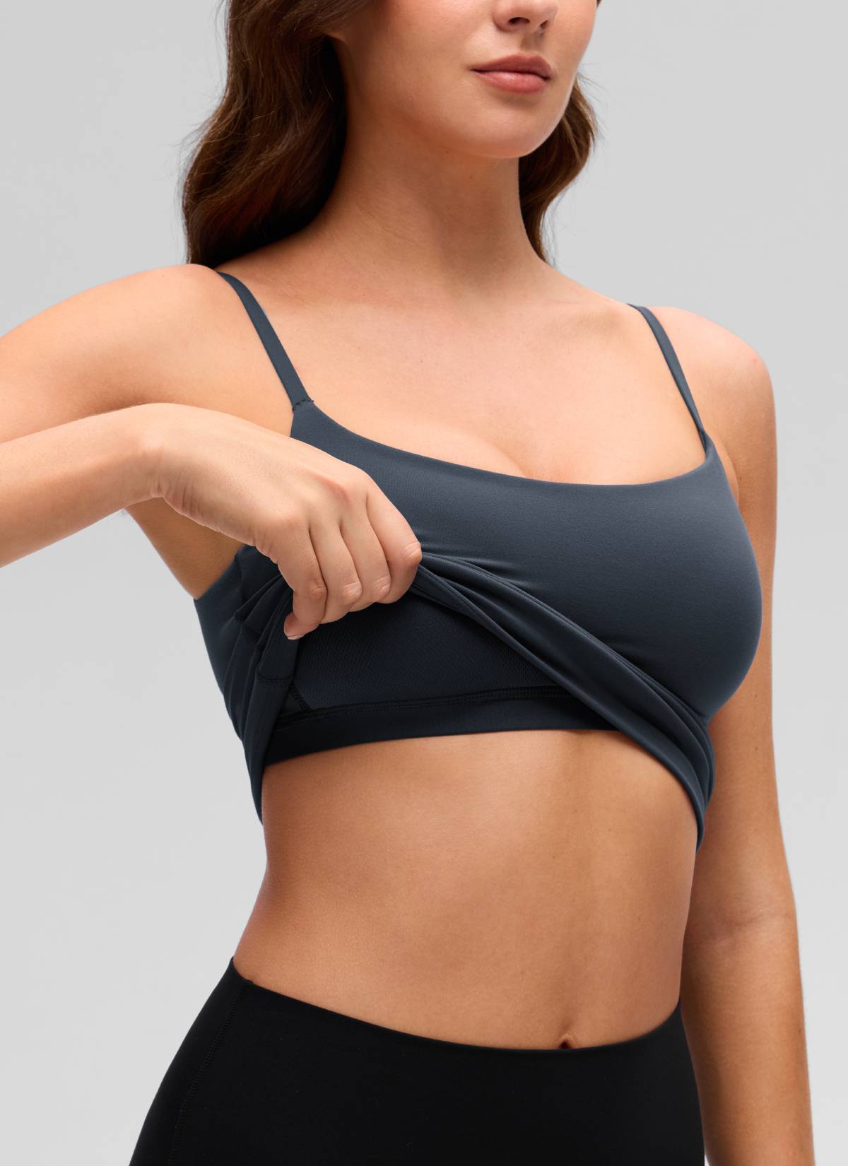 Butterluxe CRZ YOGA - قميص يوغا نسائي طويل يصل إلى الخصر بفتحة ظهر على شكل حرف U ومزود بحمالة صدر مدمجة - لون أزرق داكن