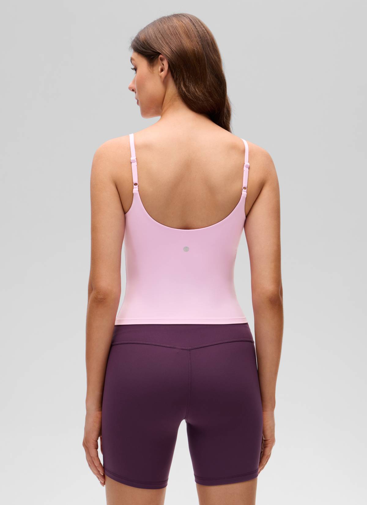 CRZ YOGA - قميص يوغا نسائي طويل يصل إلى الخصر بفتحة على الظهر ومزود بحمالة صدر مدمجة من طراز « Butterluxe » باللون الوردي «Vita Pink»