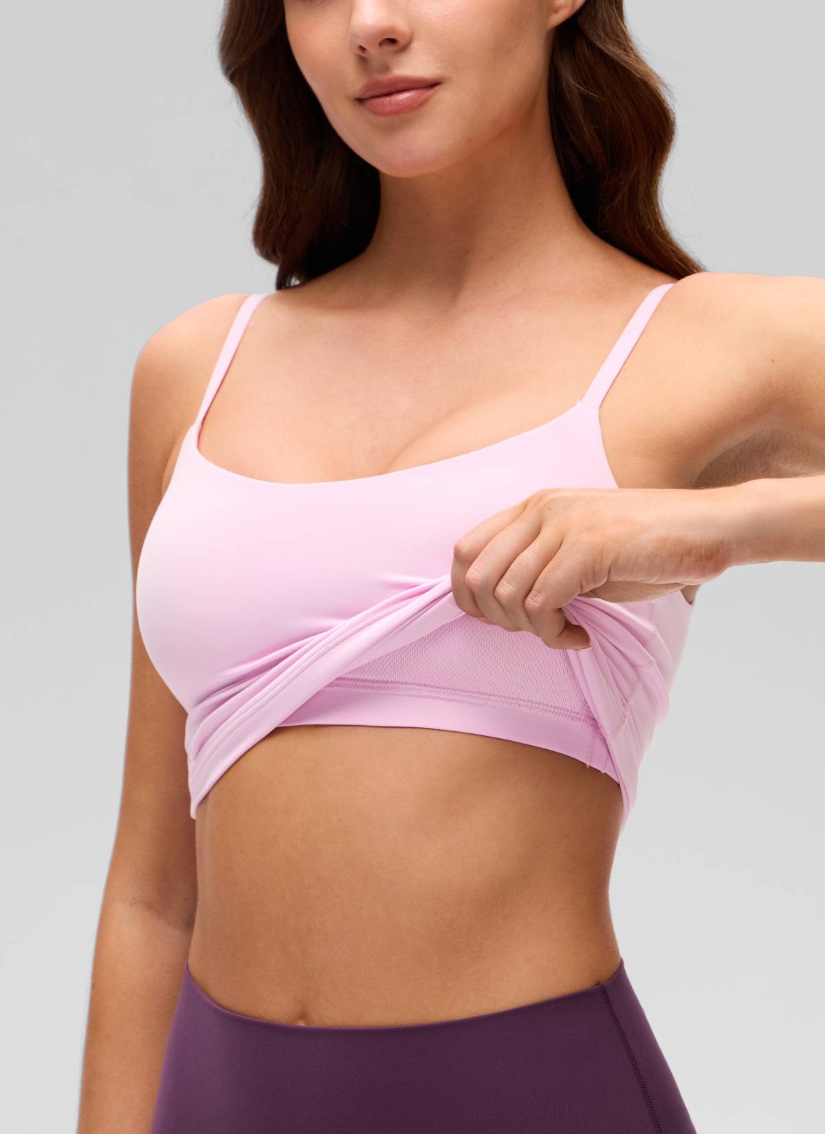 CRZ YOGA - قميص يوغا نسائي طويل يصل إلى الخصر بفتحة على الظهر ومزود بحمالة صدر مدمجة من طراز « Butterluxe » باللون الوردي «Vita Pink»