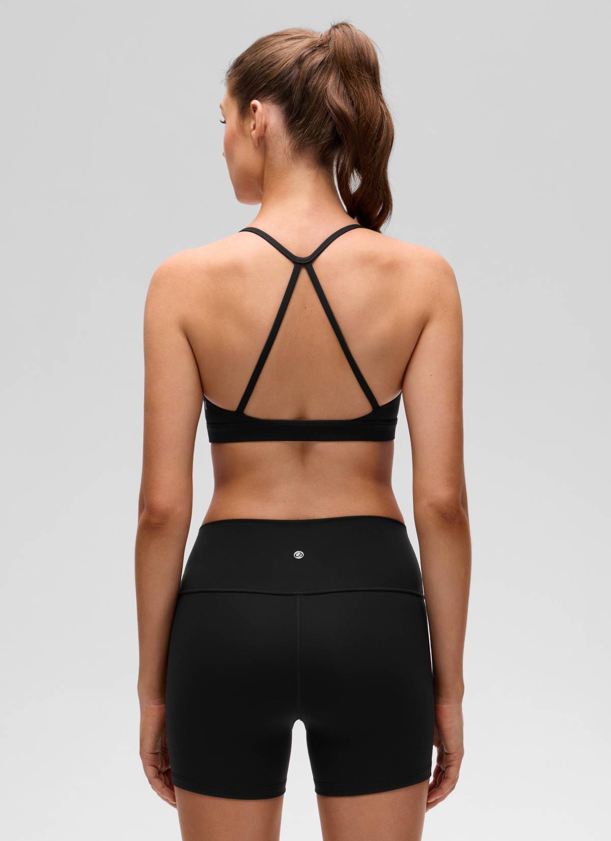 حمالة صدر رياضية يوغا Butterluxe برقبة على شكل حرف U وتصميم متقاطع من الخلف للنساء من CRZ YOGA باللون الأسود