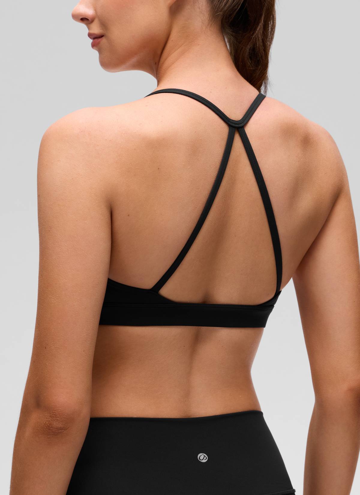 حمالة صدر رياضية يوغا Butterluxe برقبة على شكل حرف U وتصميم متقاطع من الخلف للنساء من CRZ YOGA باللون الأسود