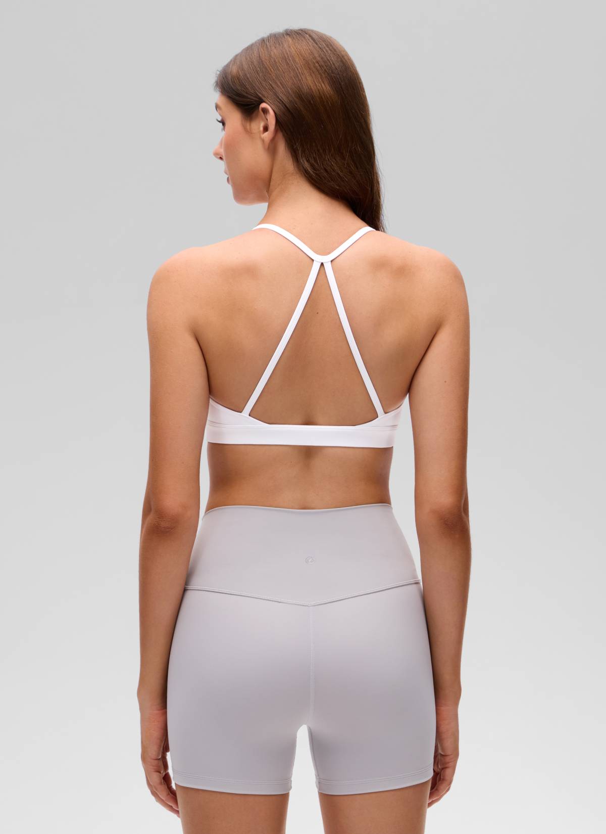 حمالة صدر رياضية يوغا Butterluxe برقبة على شكل حرف U وتصميم متقاطع من الخلف للنساء من CRZ YOGA باللون الأبيض