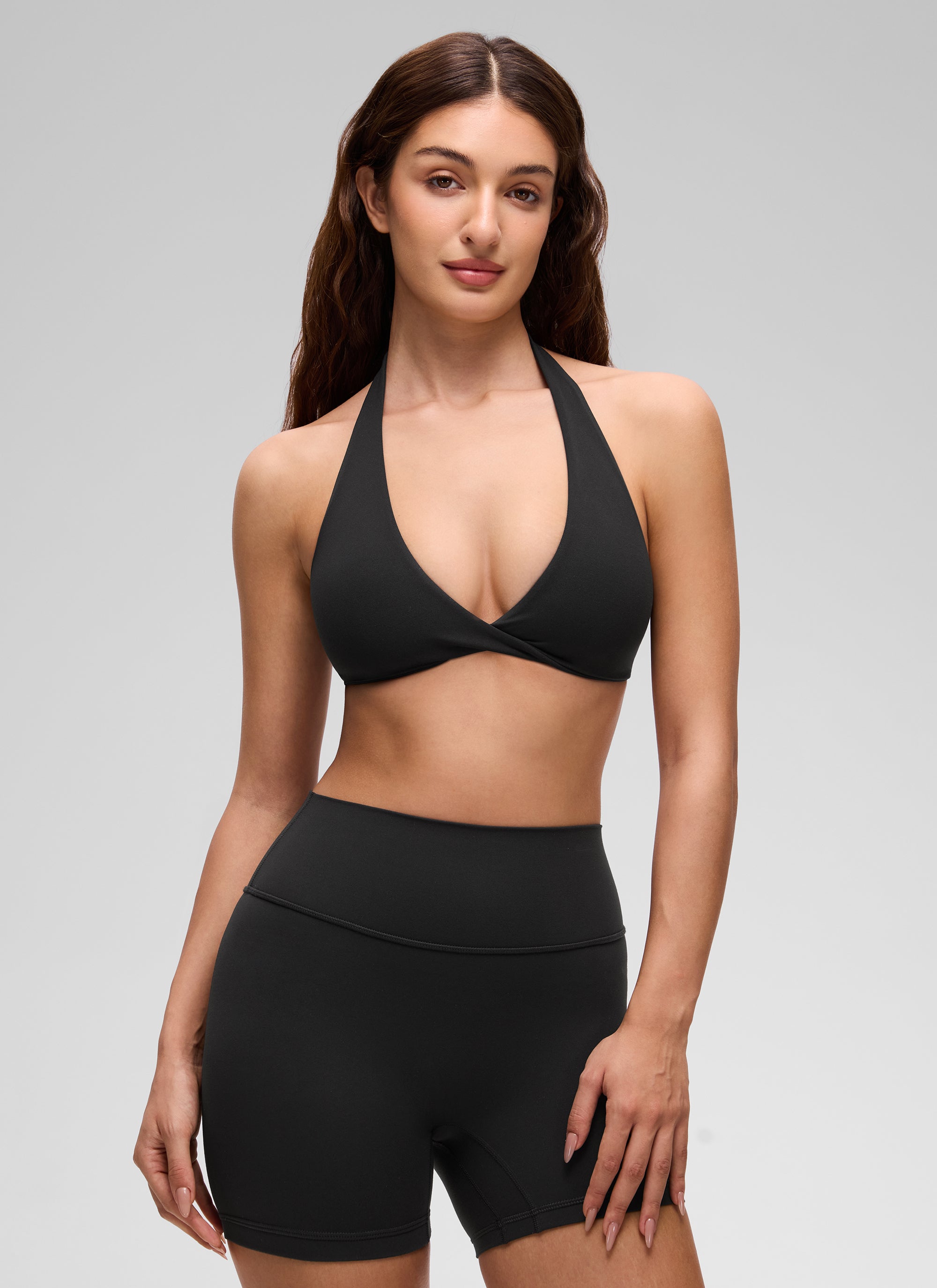 حمالة صدر رياضية قصيرة لليوغا برقبة على شكل حرف V ومبطنة مزدوجة Butterluxe للنساء من CRZ YOGA باللون الأسود