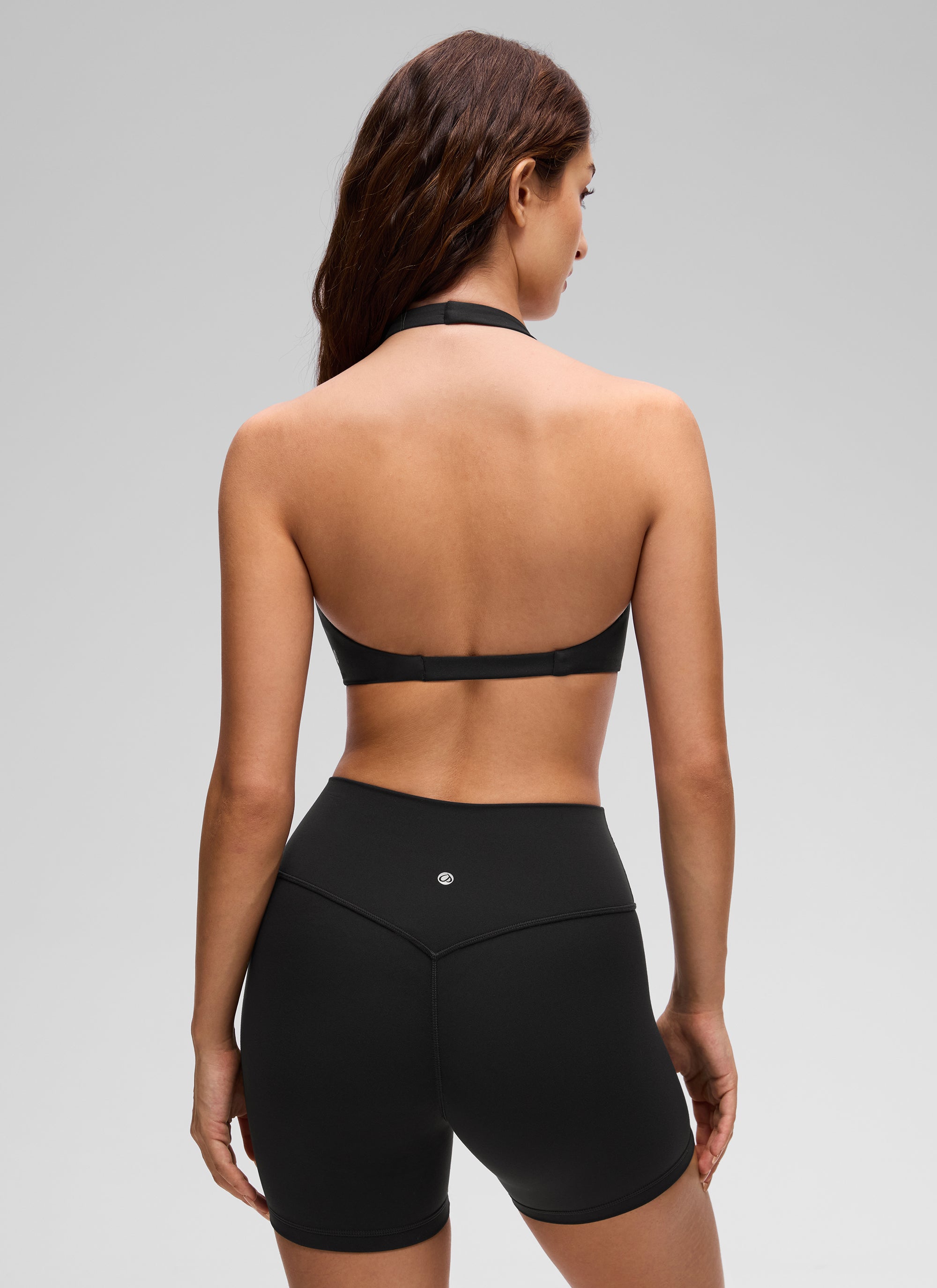 حمالة صدر رياضية قصيرة لليوغا برقبة على شكل حرف V ومبطنة مزدوجة Butterluxe للنساء من CRZ YOGA باللون الأسود