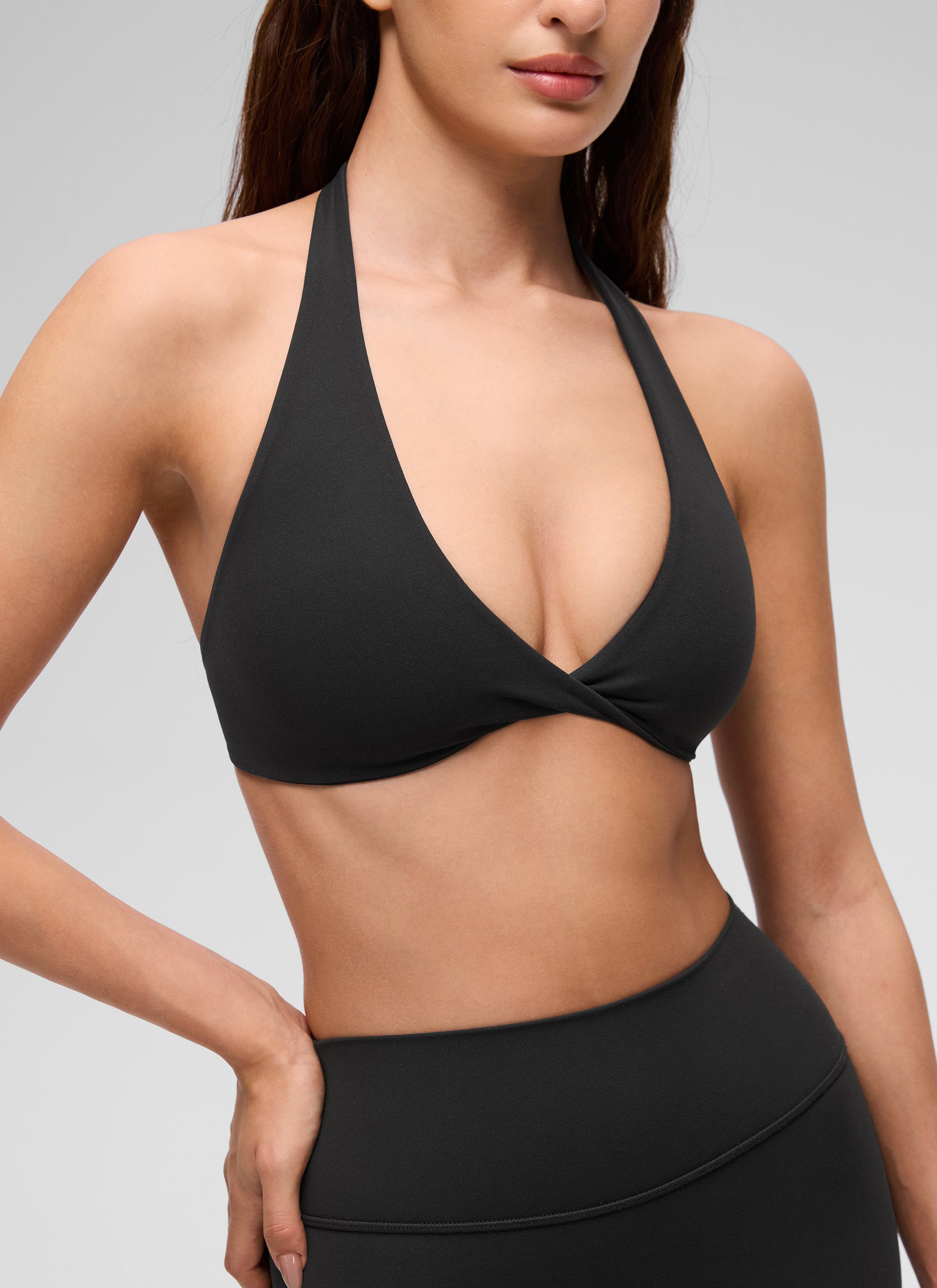 حمالة صدر رياضية قصيرة لليوغا برقبة على شكل حرف V ومبطنة مزدوجة Butterluxe للنساء من CRZ YOGA باللون الأسود