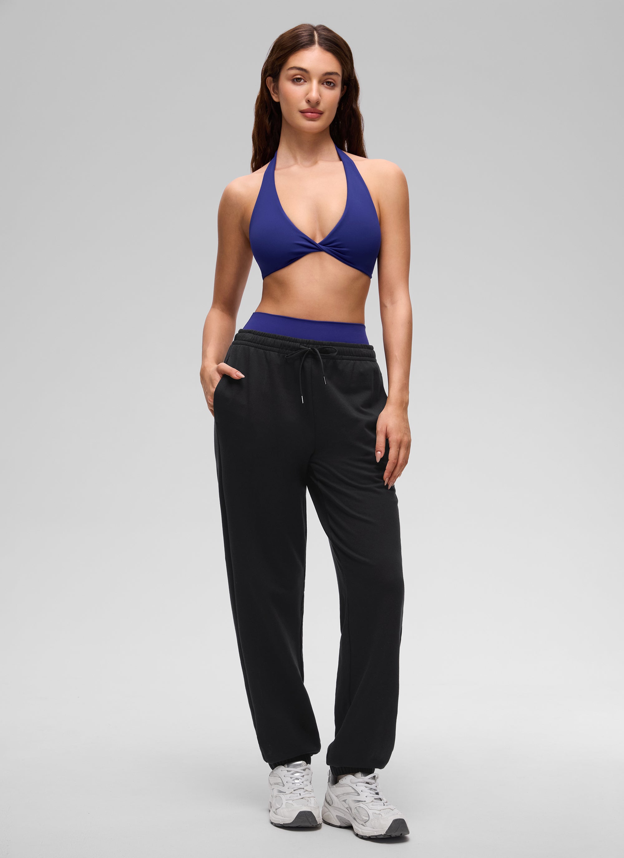 حمالة صدر رياضية قصيرة للنساء من CRZ YOGA بتصميم رقبة على شكل V وقماش Butterluxe لليوغا مبطنة بطبقة مزدوجة باللون الأزرق لارسبر