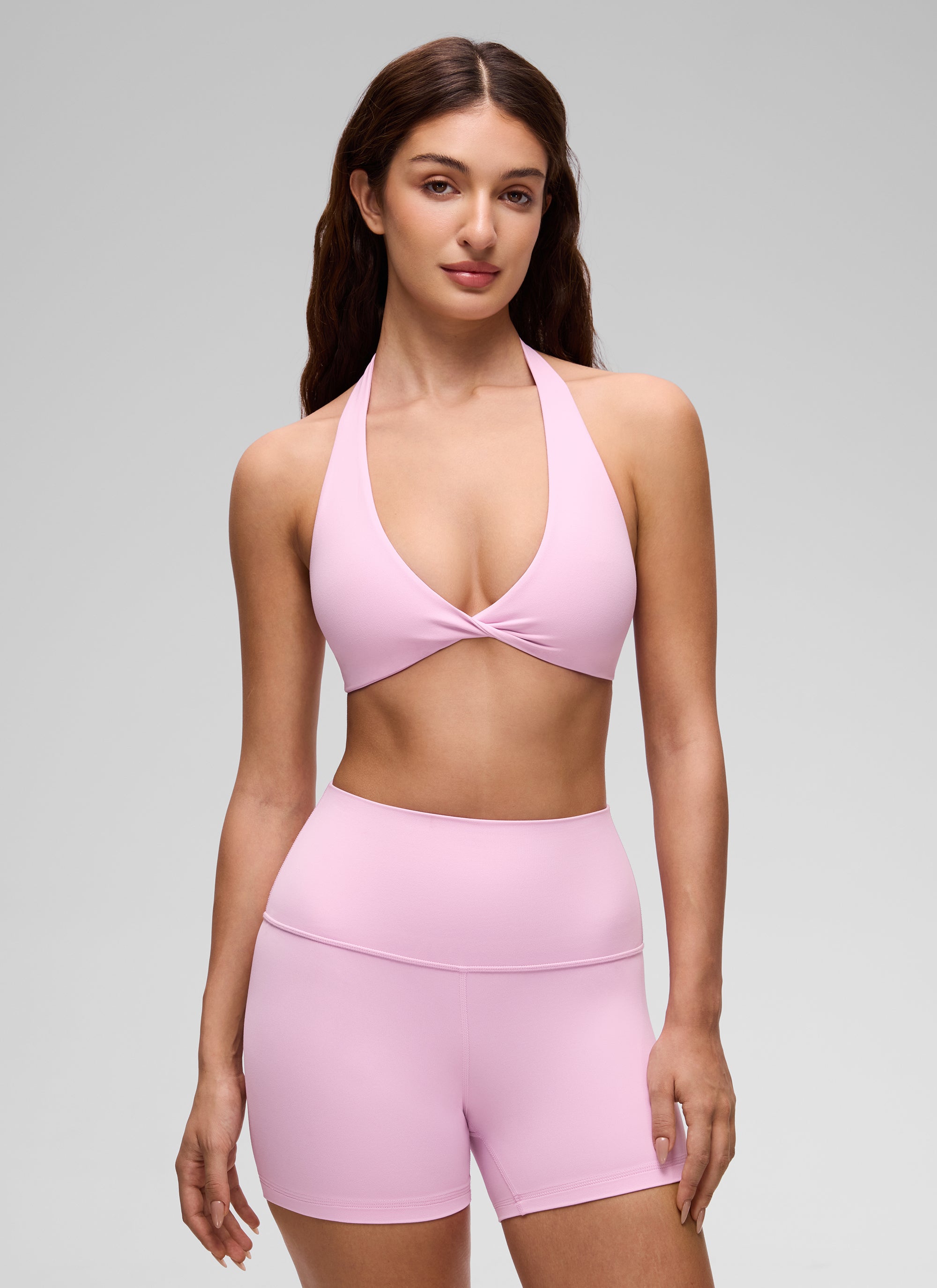 حمالة صدر رياضية قصيرة للنساء من CRZ YOGA بتصميم رقبة على شكل V وقماش Butterluxe لليوغا مبطنة بطبقة مزدوجة باللون الوردي فيتا