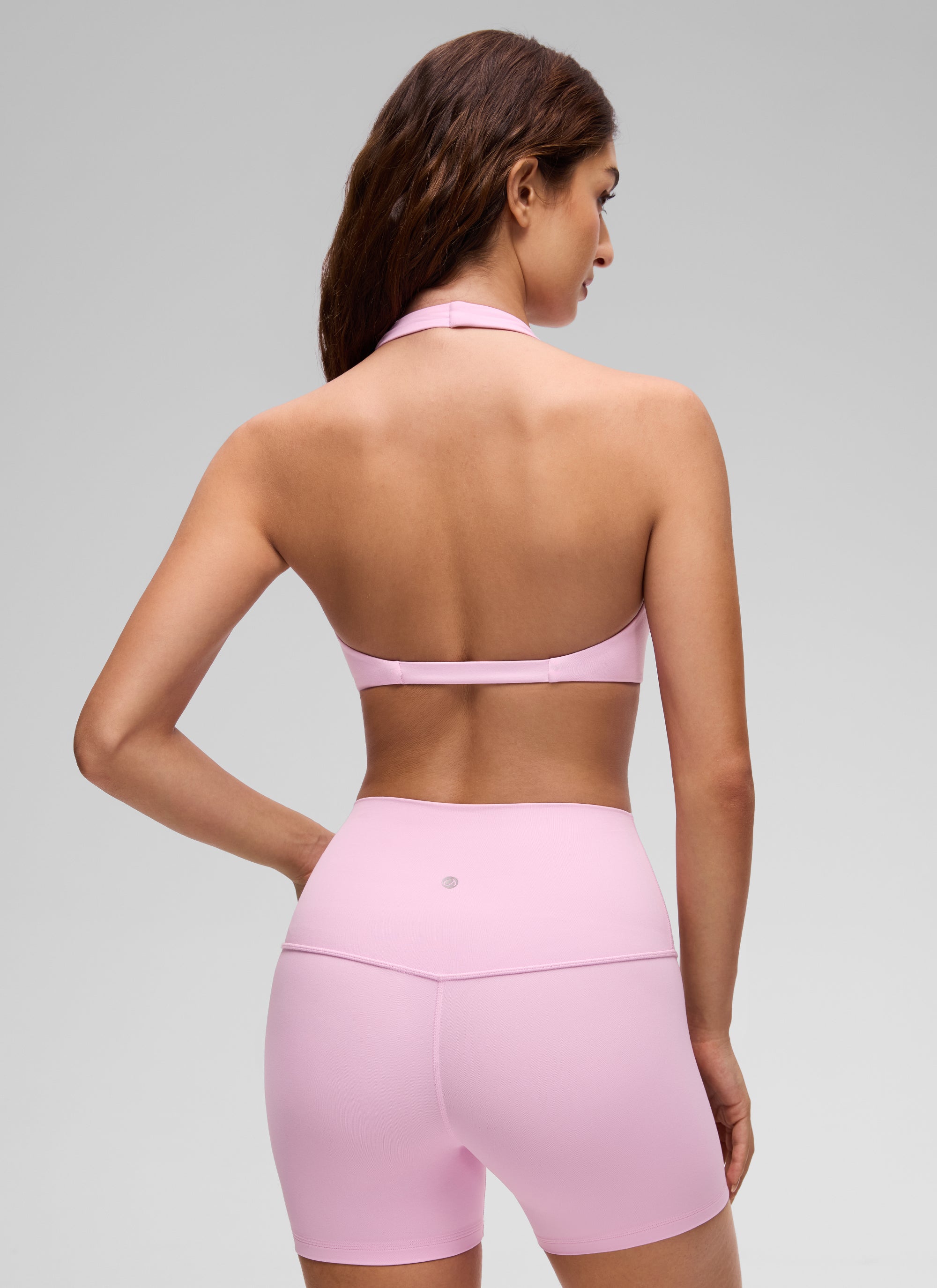 حمالة صدر رياضية قصيرة للنساء من CRZ YOGA بتصميم رقبة على شكل V وقماش Butterluxe لليوغا مبطنة بطبقة مزدوجة باللون الوردي فيتا