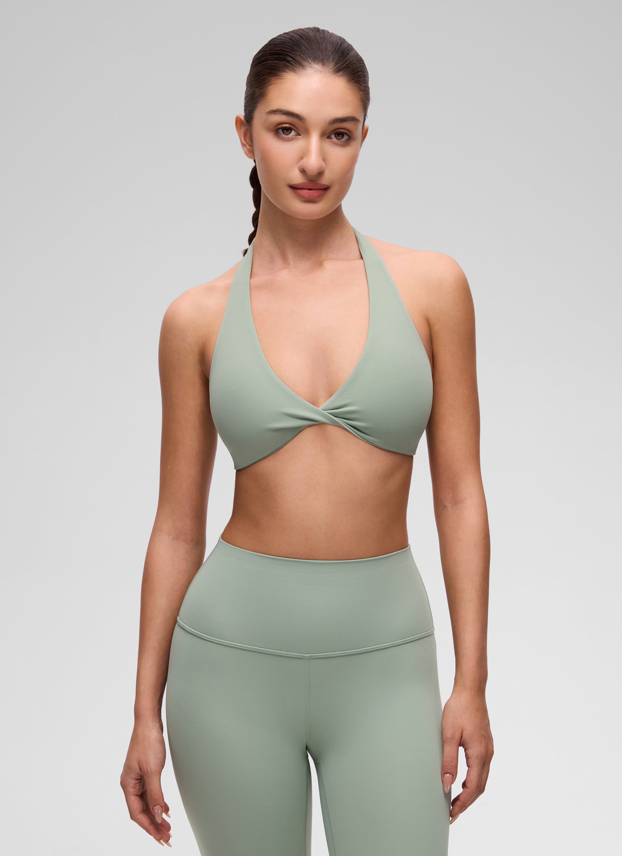 حمالة Butterluxe رياضية نسائية من CRZ YOGA Butterluxe ، برقبة على شكل V، وقصيرة، ومبطنة بطبقتين، باللون الأخضر «Palm Court»