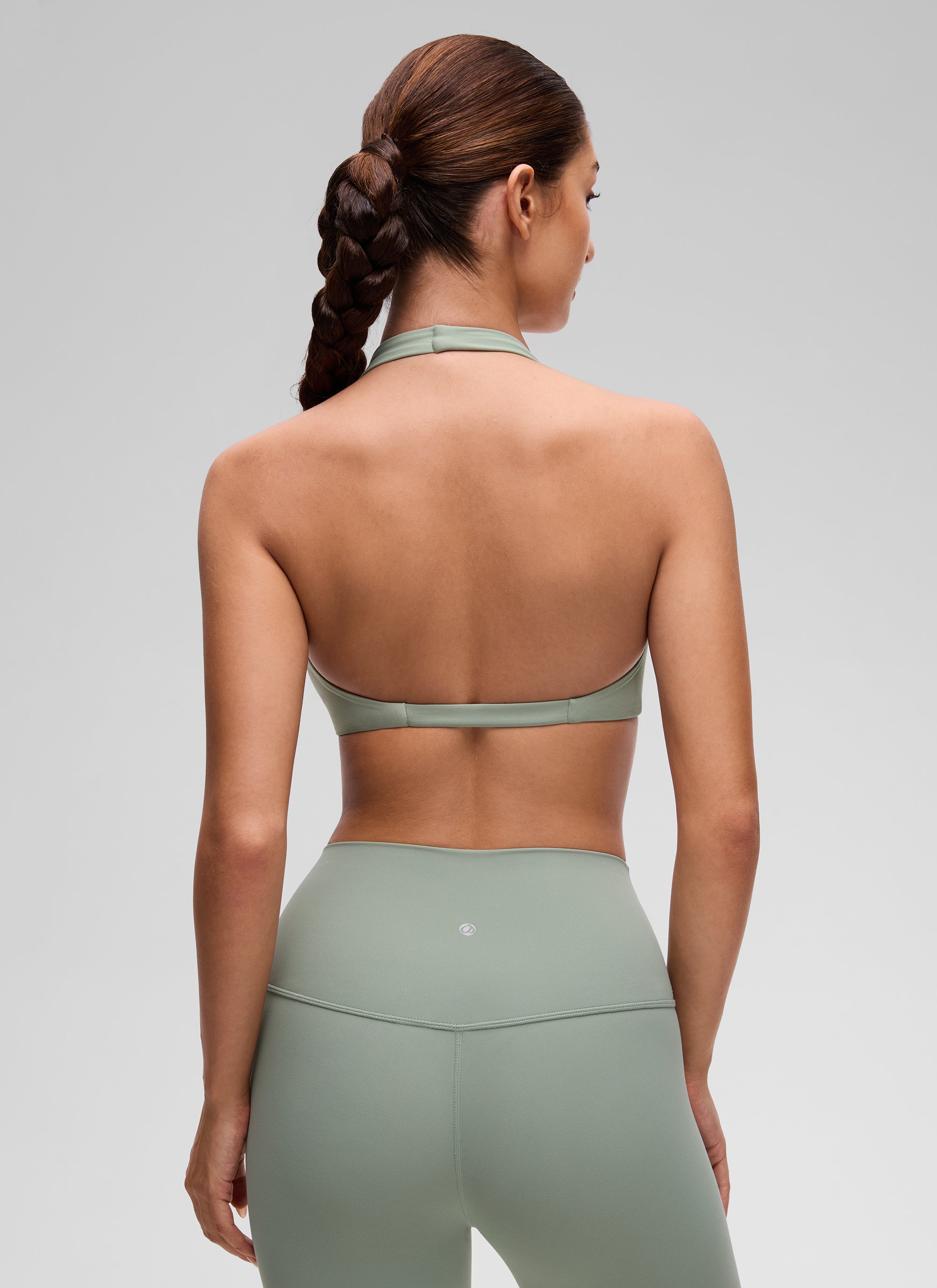 حمالة Butterluxe رياضية نسائية من CRZ YOGA Butterluxe ، برقبة على شكل V، وقصيرة، ومبطنة بطبقتين، باللون الأخضر «Palm Court»