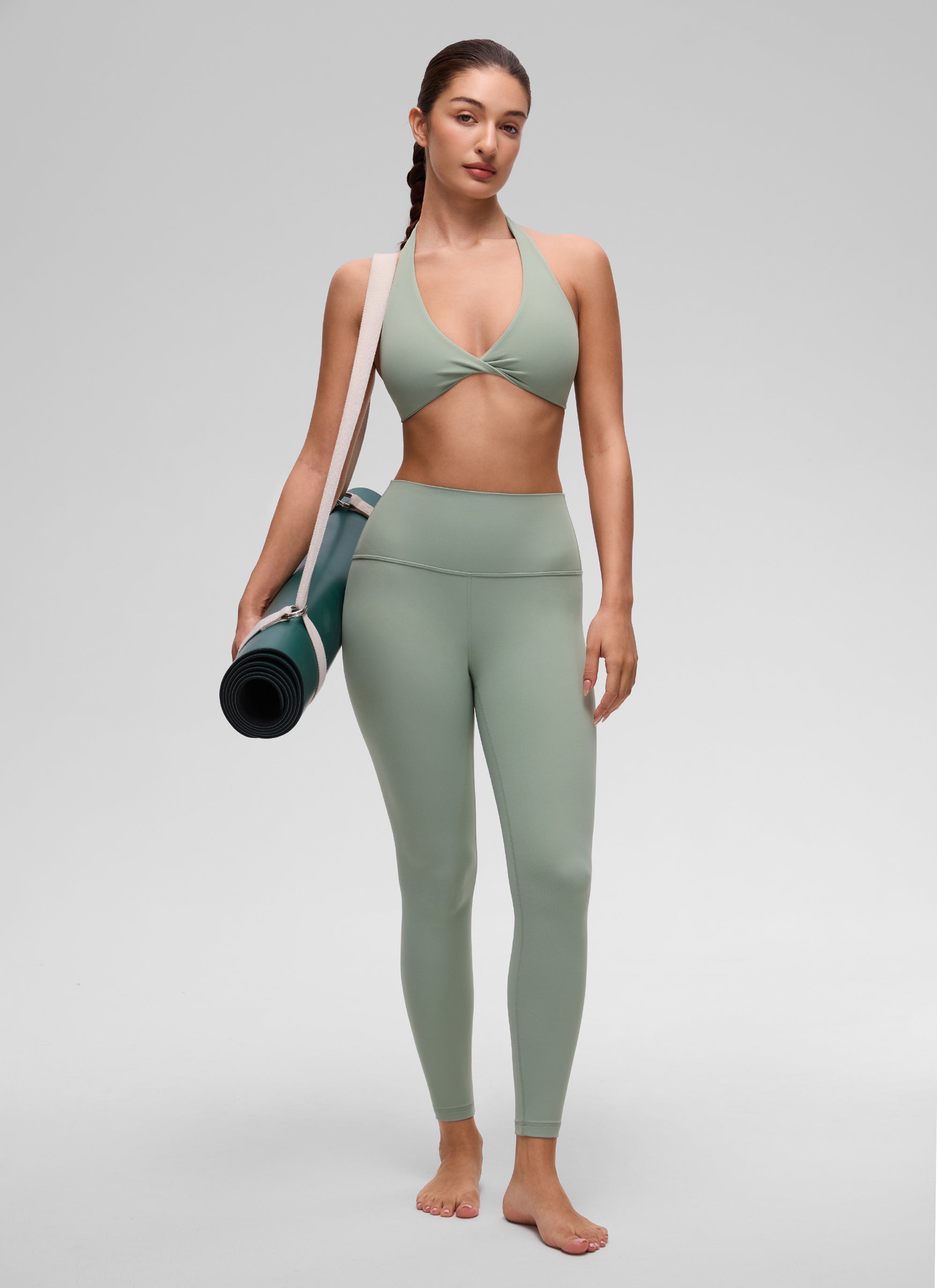 حمالة Butterluxe رياضية نسائية من CRZ YOGA Butterluxe ، برقبة على شكل V، وقصيرة، ومبطنة بطبقتين، باللون الأخضر «Palm Court»