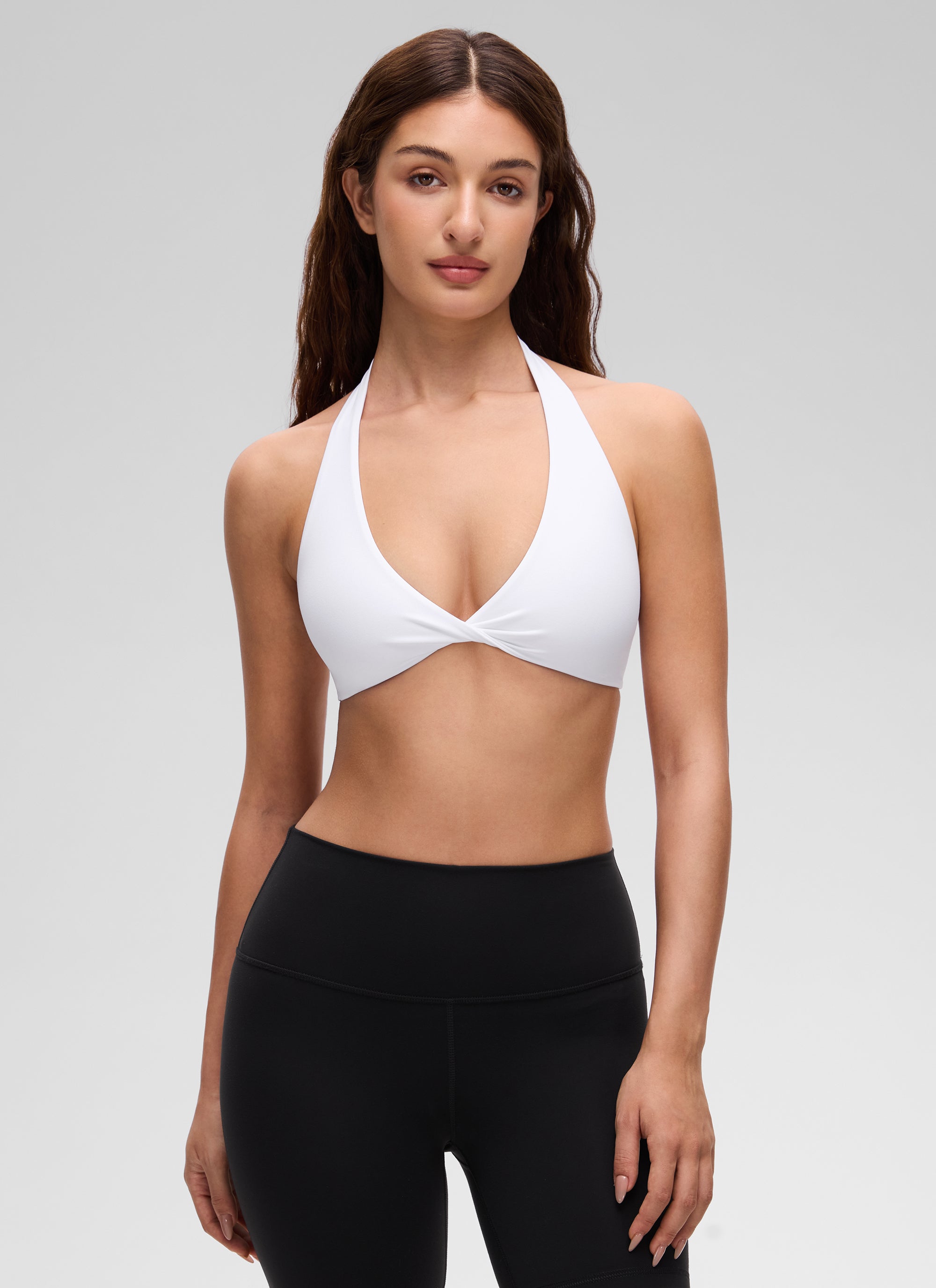 حمالة صدر رياضية قصيرة لليوغا برقبة على شكل حرف V ومبطنة مزدوجة Butterluxe للنساء من CRZ YOGA باللون الأبيض