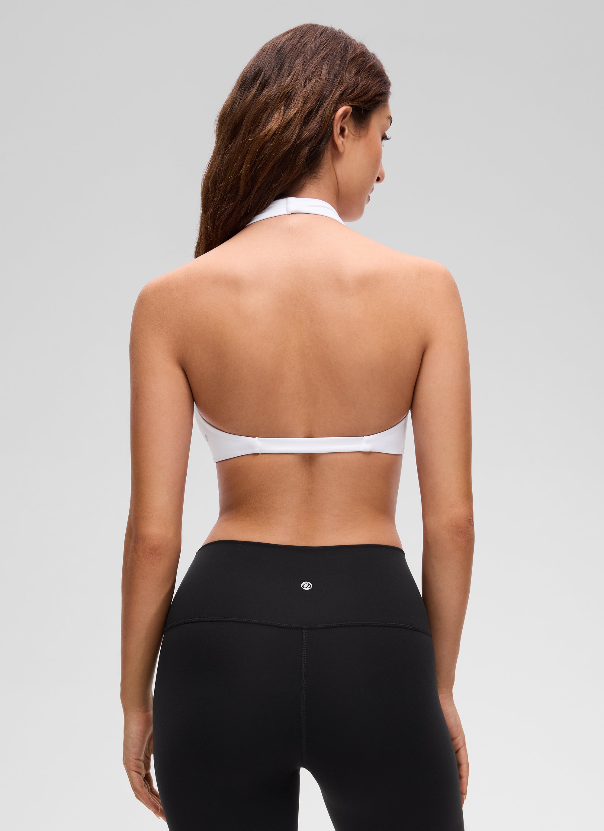 حمالة صدر رياضية قصيرة لليوغا برقبة على شكل حرف V ومبطنة مزدوجة Butterluxe للنساء من CRZ YOGA باللون الأبيض