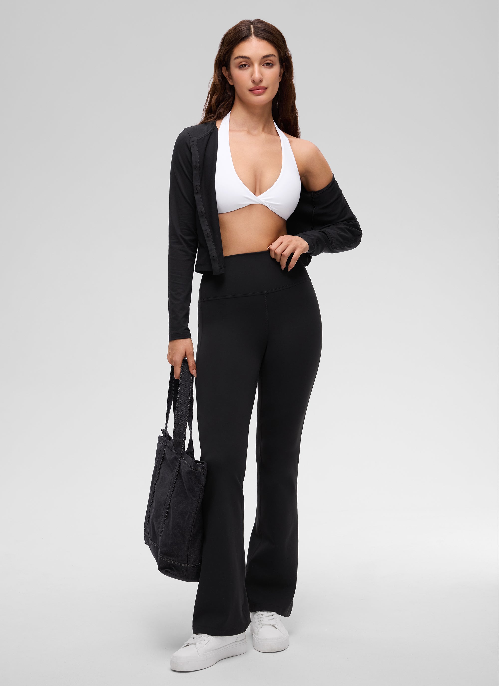 حمالة صدر رياضية قصيرة لليوغا برقبة على شكل حرف V ومبطنة مزدوجة Butterluxe للنساء من CRZ YOGA باللون الأبيض