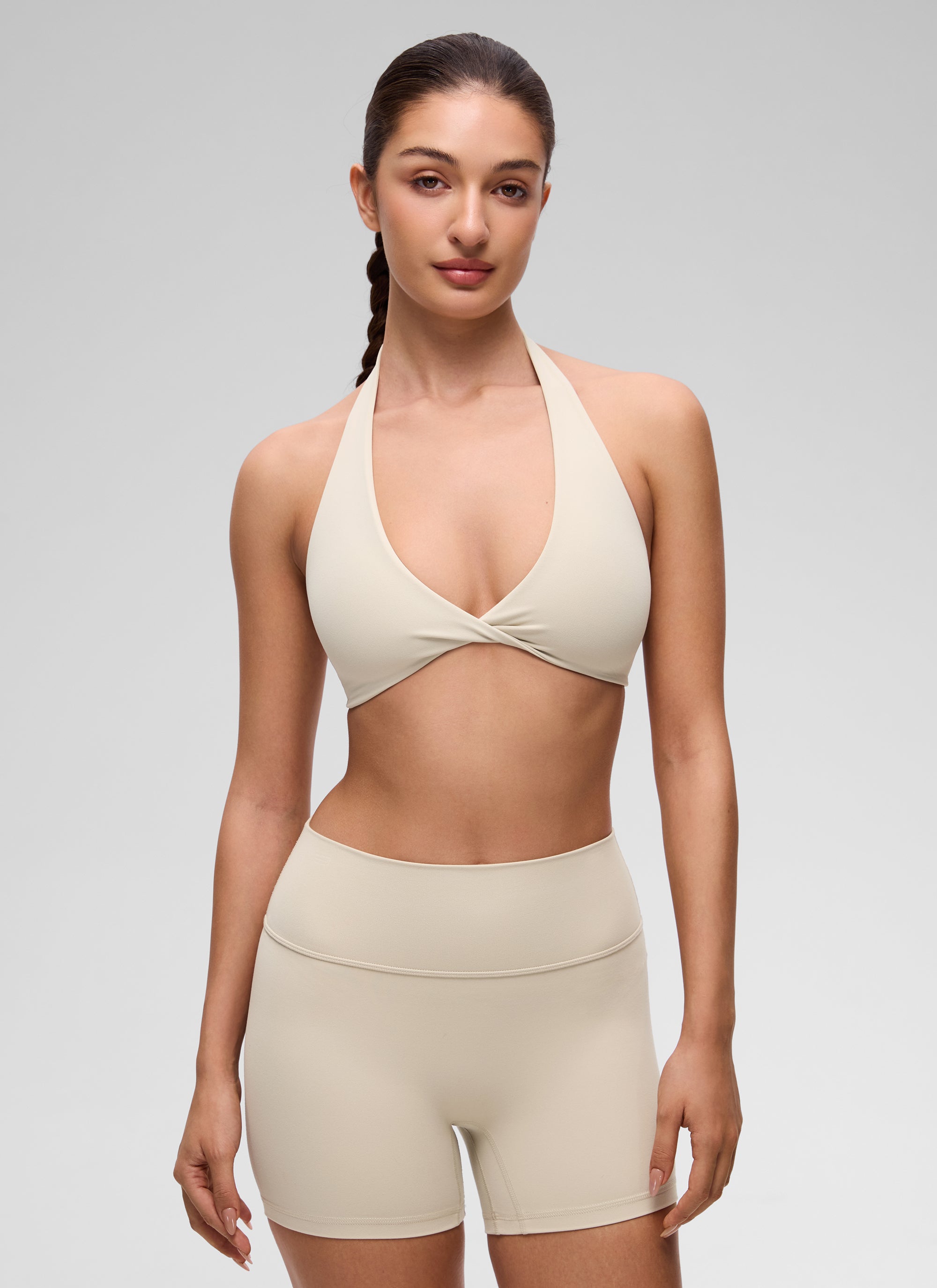 حمالة صدر رياضية قصيرة لليوغا برقبة على شكل حرف V ومبطنة مزدوجة Butterluxe للنساء من CRZ YOGA بلون موهافي تان