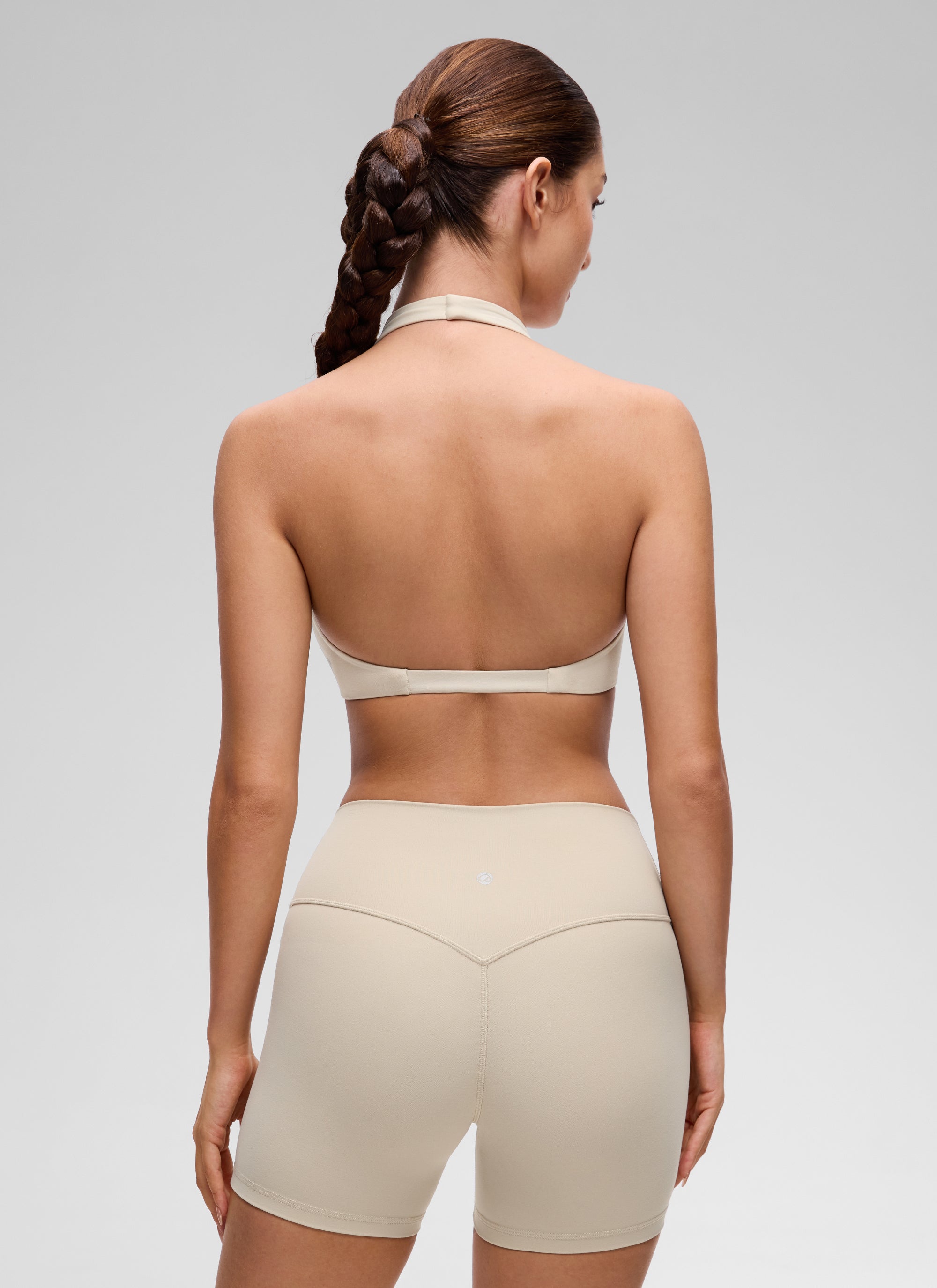 حمالة صدر رياضية قصيرة لليوغا برقبة على شكل حرف V ومبطنة مزدوجة Butterluxe للنساء من CRZ YOGA بلون موهافي تان