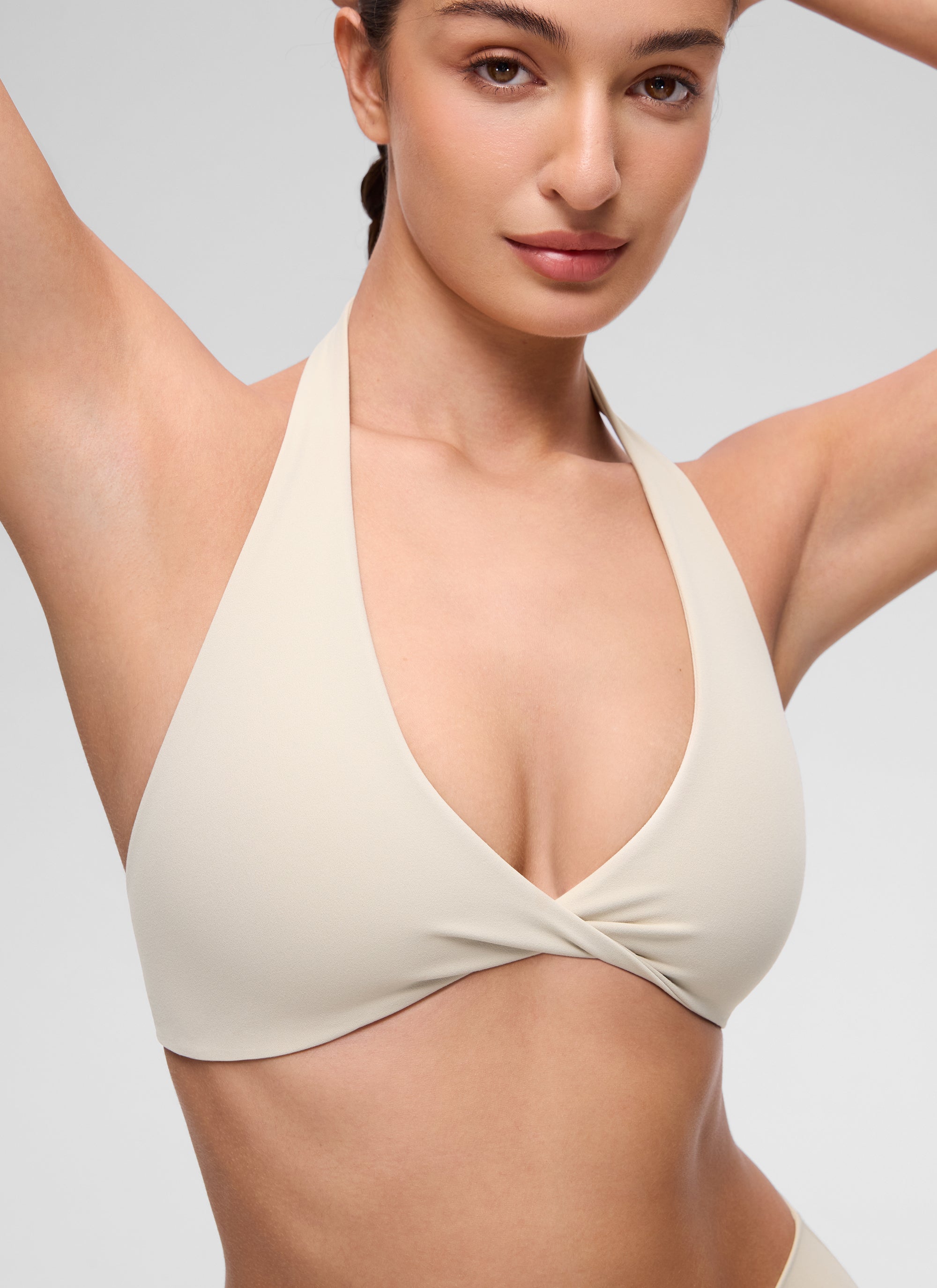 حمالة صدر رياضية قصيرة لليوغا برقبة على شكل حرف V ومبطنة مزدوجة Butterluxe للنساء من CRZ YOGA بلون موهافي تان