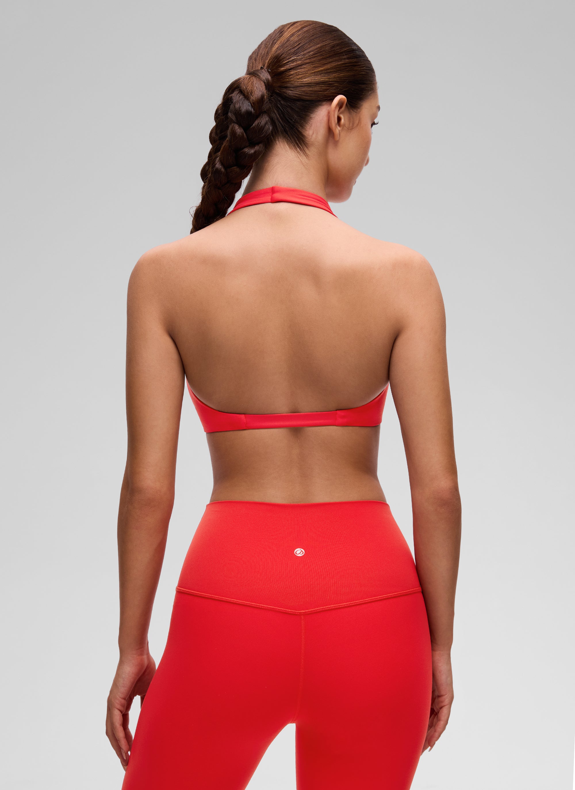 حمالة صدر رياضية قصيرة للنساء من CRZ YOGA بتصميم رقبة على شكل V وقماش Butterluxe لليوغا مبطنة بطبقة مزدوجة باللون الأحمر الداكن