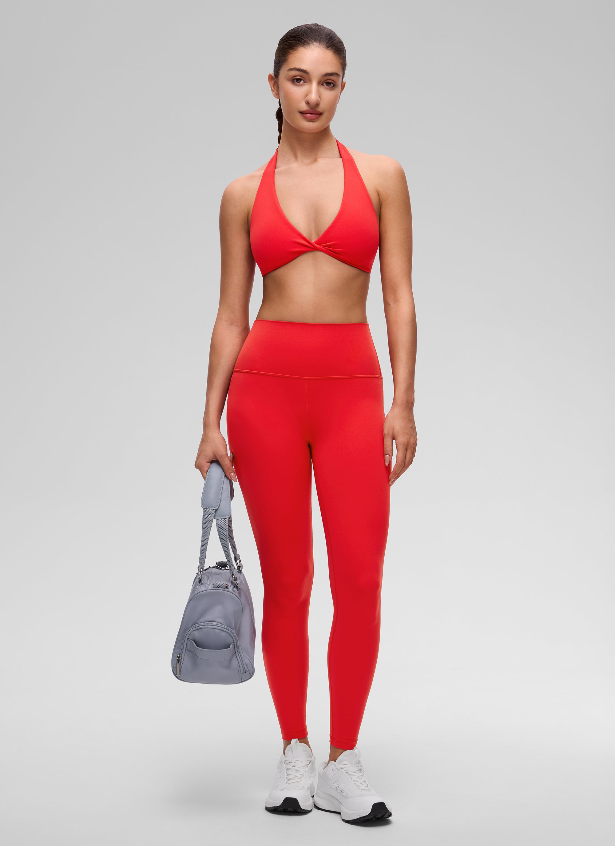 حمالة صدر رياضية قصيرة للنساء من CRZ YOGA بتصميم رقبة على شكل V وقماش Butterluxe لليوغا مبطنة بطبقة مزدوجة باللون الأحمر الداكن