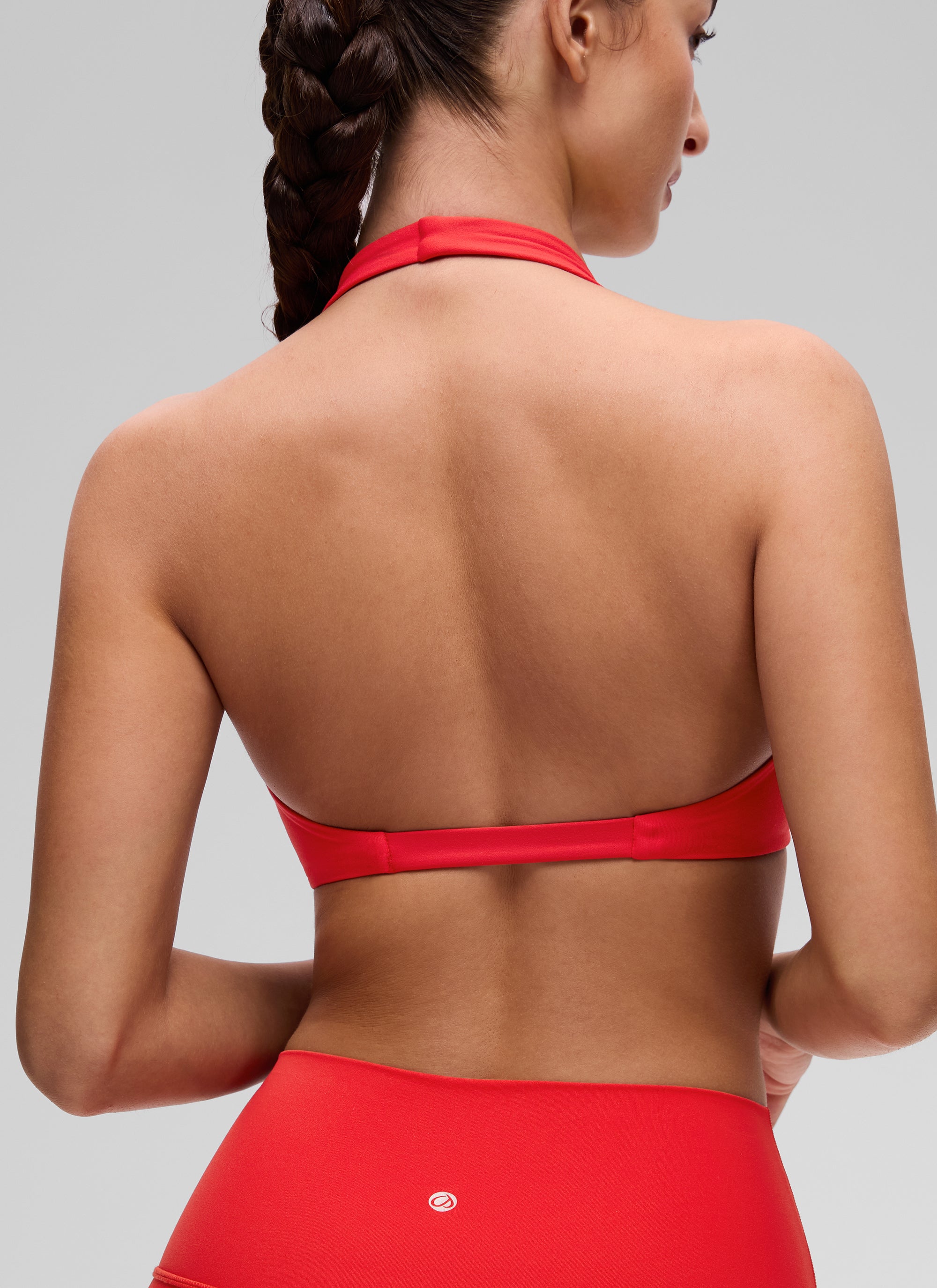 حمالة صدر رياضية قصيرة للنساء من CRZ YOGA بتصميم رقبة على شكل V وقماش Butterluxe لليوغا مبطنة بطبقة مزدوجة باللون الأحمر الداكن