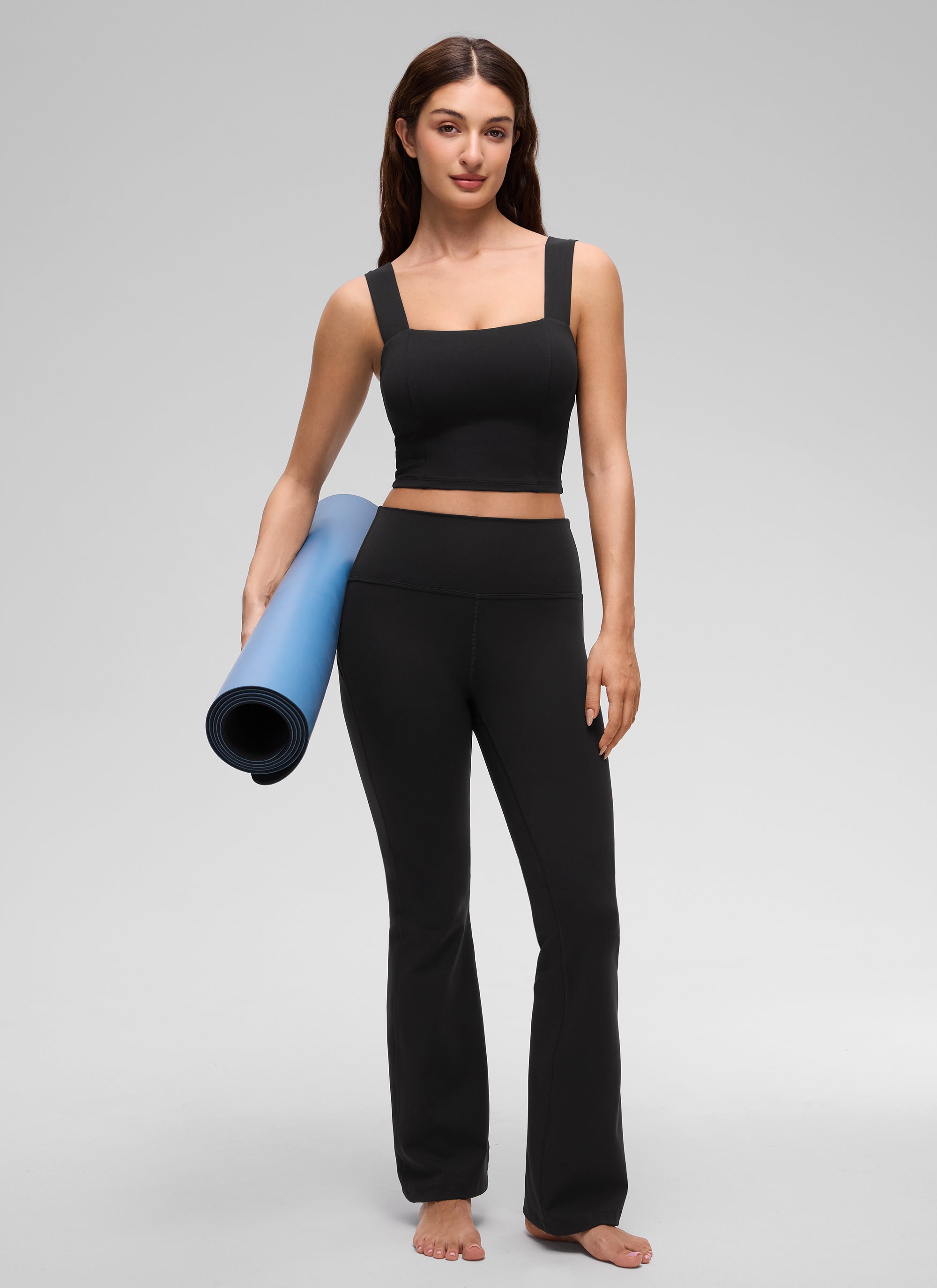 توب نسائي قصير بحمالة صدر مدمجة ورقبة مربعة من تشكيلة Butterluxe من CRZ YOGA باللون الأسود