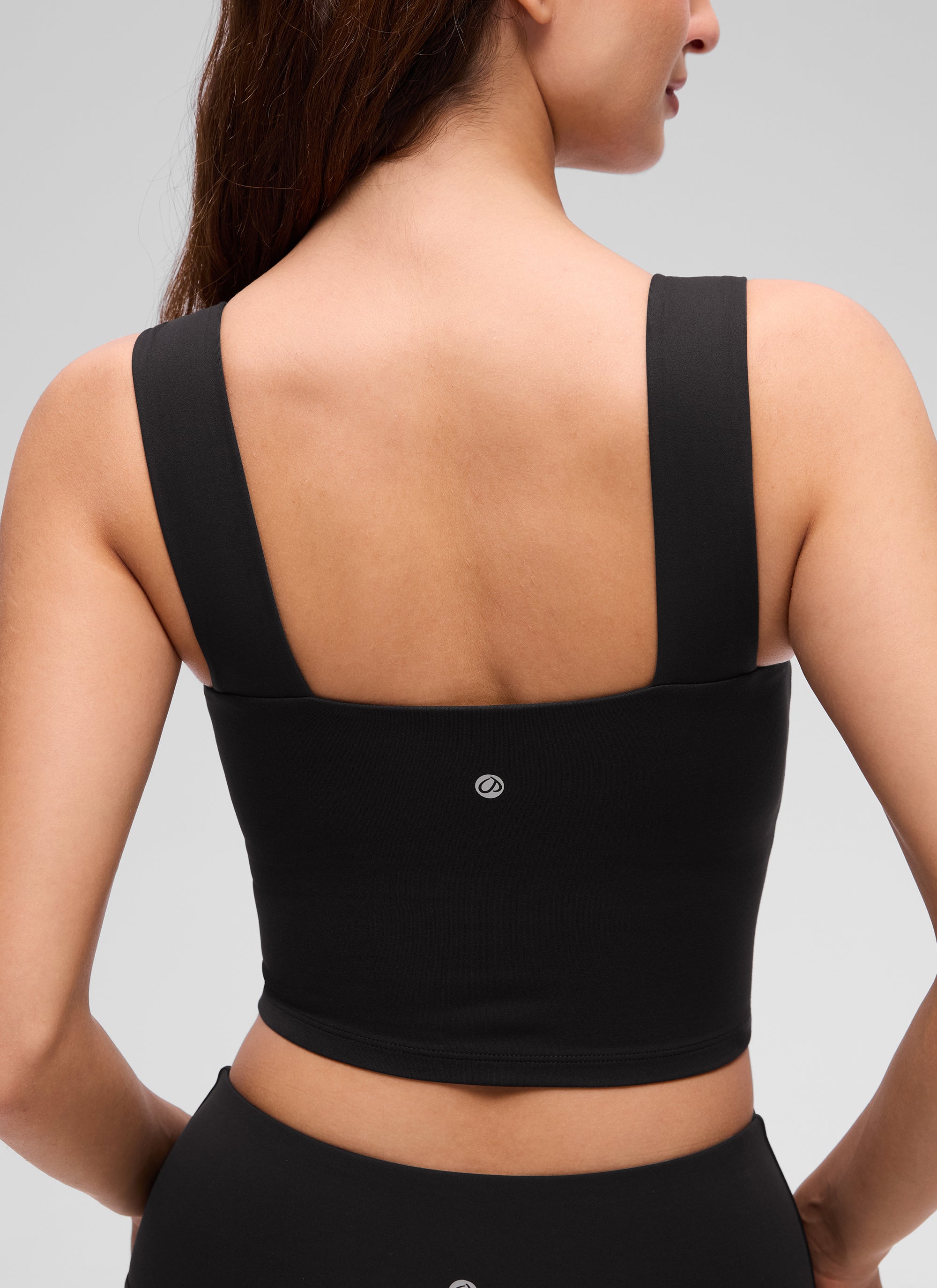 توب نسائي قصير بحمالة صدر مدمجة ورقبة مربعة من تشكيلة Butterluxe من CRZ YOGA باللون الأسود